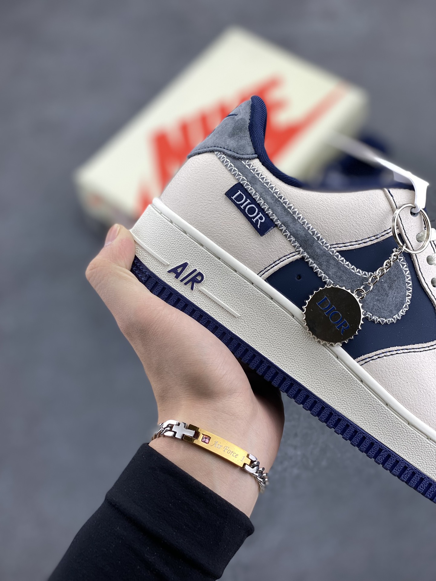 图片[6]-Nike Air Force 1 ’07 Low 空军一号低帮百搭休闲运动板鞋。柔软、弹性十足的缓震性能和出色的中底设计，横跨复古与现代的外型结合，造就出风靡全球三十多年的Force 1，直到今天还深受青睐 货号：KK1988-012 尺码：40 41 42 43 44 45-选品中心