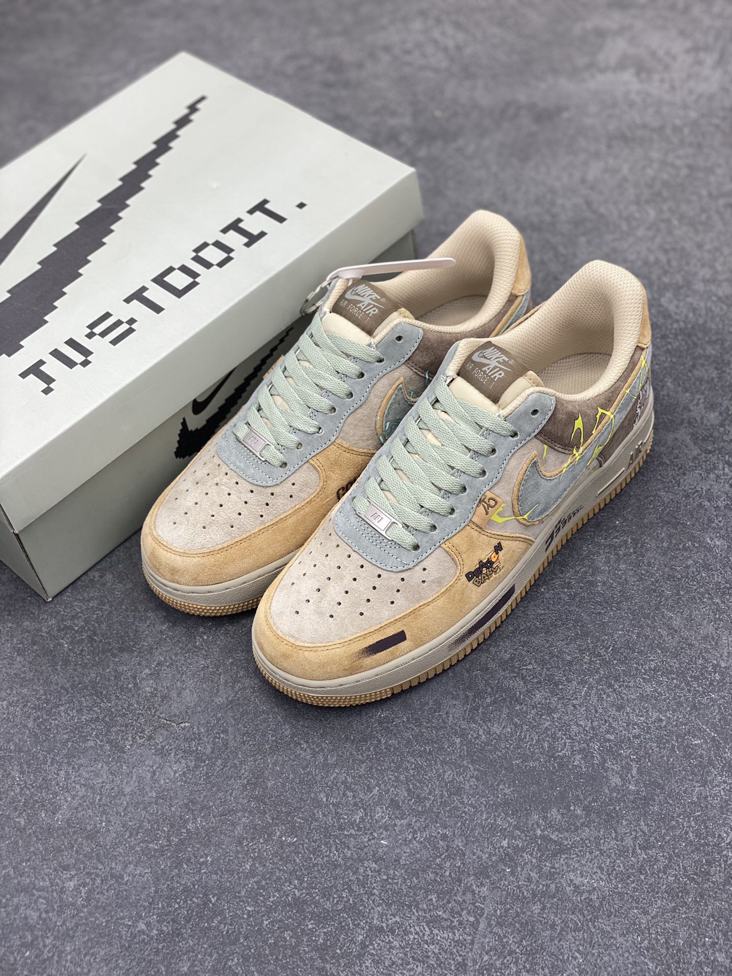 图片[8]-🐲“卡卡罗特”🐲Nike Air Force 1 “Kakarot”漫画七龙珠系列 空军一号定制低帮秋冬板鞋 在那浩瀚无垠的宇宙中，有一颗名为贝吉塔行星的地方，卡卡罗特诞生于此。他本是一名普通的赛亚人婴儿，却在命运的齿轮下，踏上了一条波澜壮阔的传奇之路。卡卡罗特，也就是后来被地球人称为孙悟空的战士，自幼被送往地球 货号：CD1212-666 尺码：36 36.5 37.5 38 38.5 39 40 40.5 41 42 42.5 43 44 44.5 45-选品中心