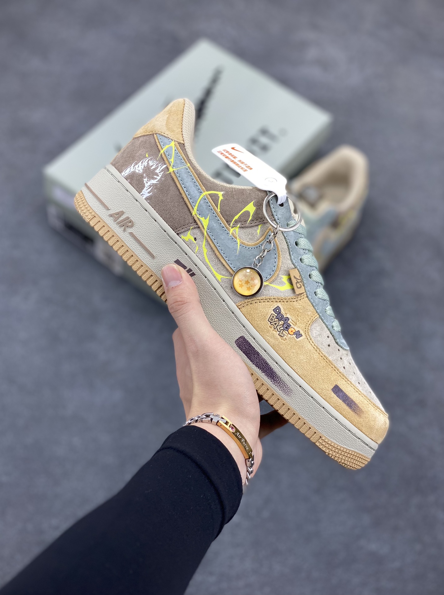 🐲“卡卡罗特”🐲Nike Air Force 1 “Kakarot”漫画七龙珠系列 空军一号定制低帮秋冬板鞋 在那浩瀚无垠的宇宙中，有一颗名为贝吉塔行星的地方，卡卡罗特诞生于此。他本是一名普通的赛亚人婴儿，却在命运的齿轮下，踏上了一条波澜壮阔的传奇之路。卡卡罗特，也就是后来被地球人称为孙悟空的战士，自幼被送往地球 货号：CD1212-666 尺码：36 36.5 37.5 38 38.5 39 40 40.5 41 42 42.5 43 44 44.5 45-选品中心