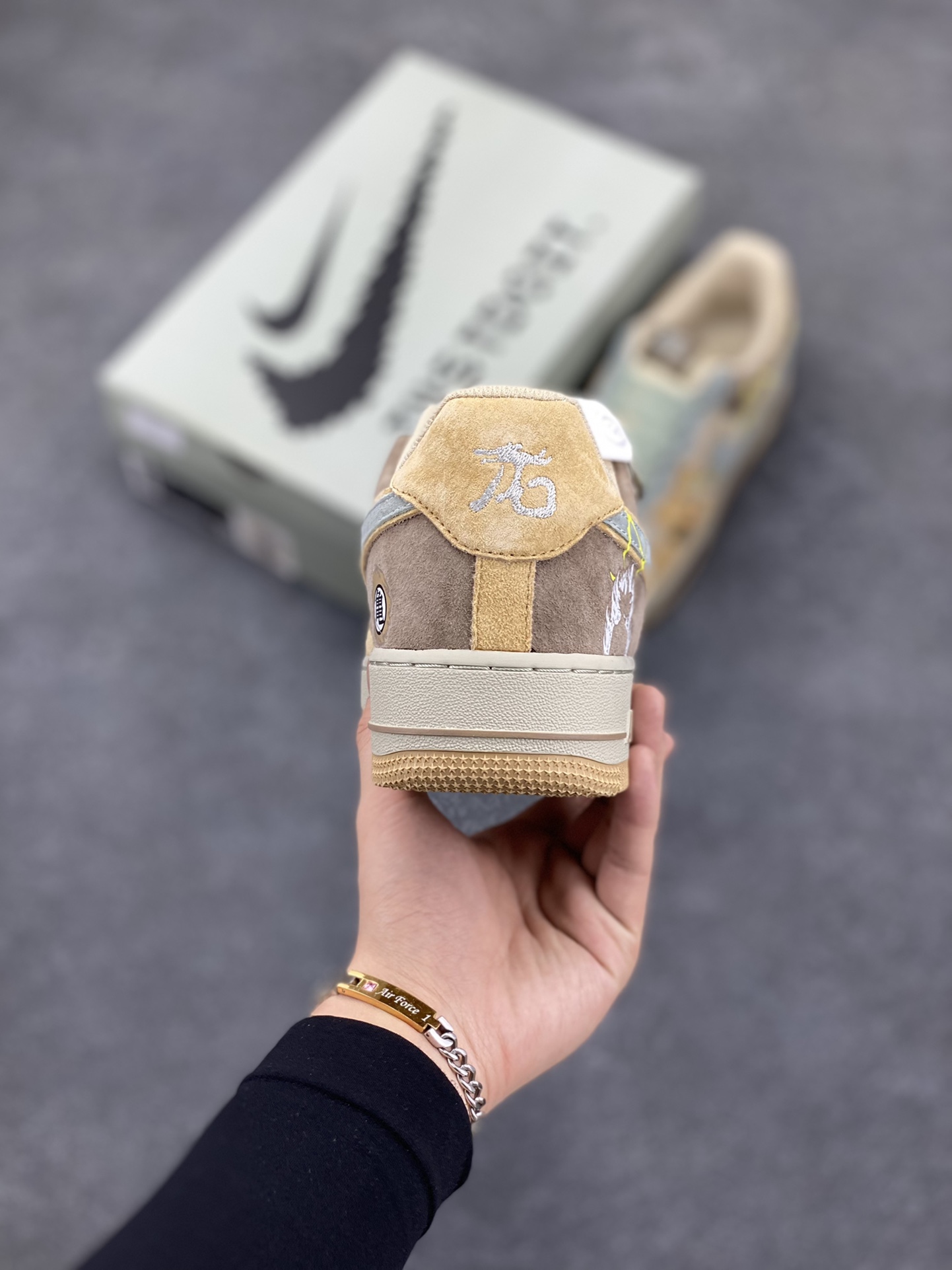 图片[4]-🐲“卡卡罗特”🐲Nike Air Force 1 “Kakarot”漫画七龙珠系列 空军一号定制低帮秋冬板鞋 在那浩瀚无垠的宇宙中，有一颗名为贝吉塔行星的地方，卡卡罗特诞生于此。他本是一名普通的赛亚人婴儿，却在命运的齿轮下，踏上了一条波澜壮阔的传奇之路。卡卡罗特，也就是后来被地球人称为孙悟空的战士，自幼被送往地球 货号：CD1212-666 尺码：36 36.5 37.5 38 38.5 39 40 40.5 41 42 42.5 43 44 44.5 45-选品中心