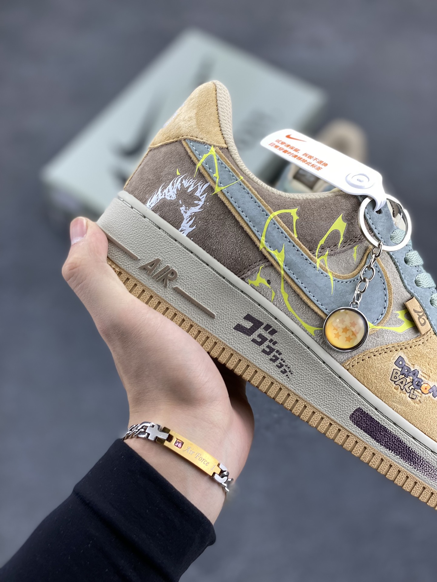 图片[6]-🐲“卡卡罗特”🐲Nike Air Force 1 “Kakarot”漫画七龙珠系列 空军一号定制低帮秋冬板鞋 在那浩瀚无垠的宇宙中，有一颗名为贝吉塔行星的地方，卡卡罗特诞生于此。他本是一名普通的赛亚人婴儿，却在命运的齿轮下，踏上了一条波澜壮阔的传奇之路。卡卡罗特，也就是后来被地球人称为孙悟空的战士，自幼被送往地球 货号：CD1212-666 尺码：36 36.5 37.5 38 38.5 39 40 40.5 41 42 42.5 43 44 44.5 45-选品中心