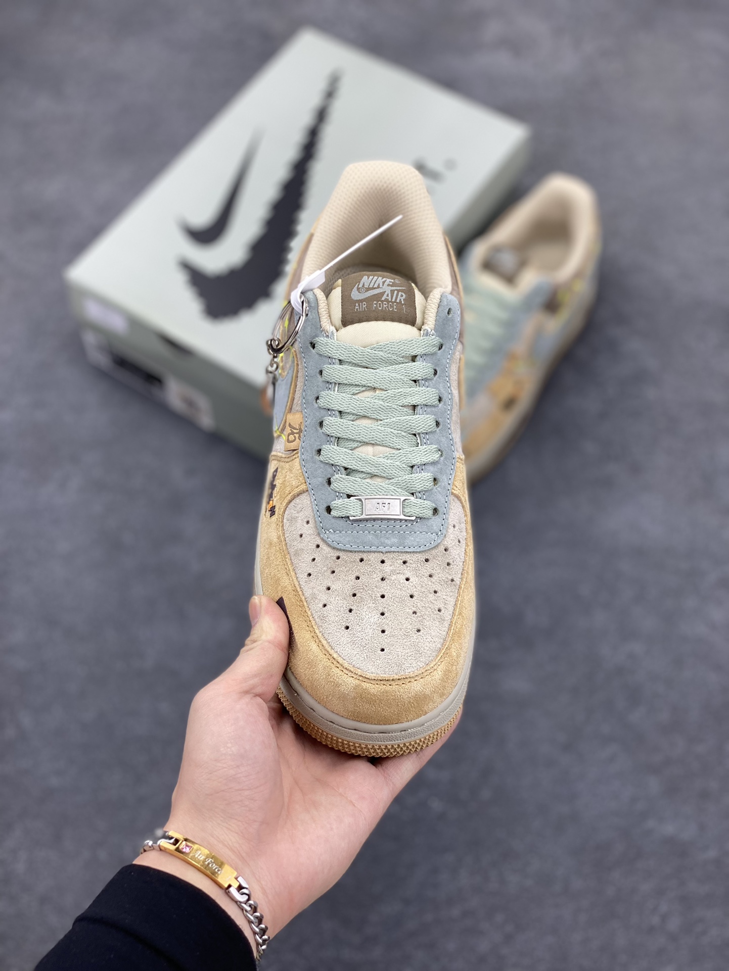 图片[2]-🐲“卡卡罗特”🐲Nike Air Force 1 “Kakarot”漫画七龙珠系列 空军一号定制低帮秋冬板鞋 在那浩瀚无垠的宇宙中，有一颗名为贝吉塔行星的地方，卡卡罗特诞生于此。他本是一名普通的赛亚人婴儿，却在命运的齿轮下，踏上了一条波澜壮阔的传奇之路。卡卡罗特，也就是后来被地球人称为孙悟空的战士，自幼被送往地球 货号：CD1212-666 尺码：36 36.5 37.5 38 38.5 39 40 40.5 41 42 42.5 43 44 44.5 45-选品中心