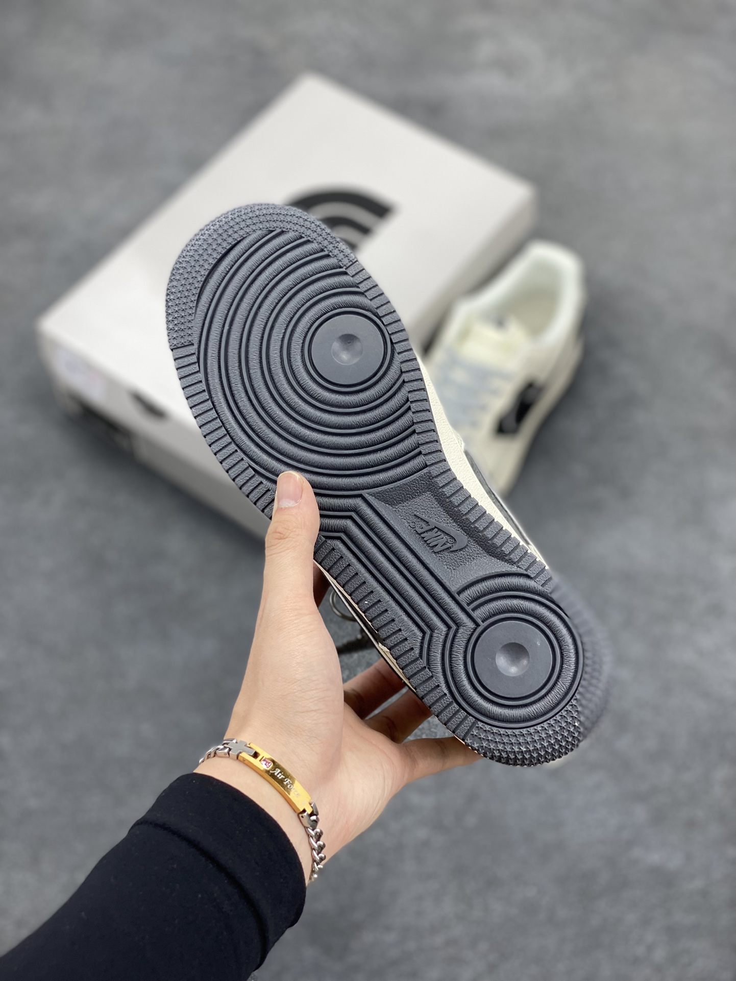 图片[5]-NIke Air Force 1 \’07 Low “北面联名”空军一号 低帮 运动鞋 休闲鞋 折边针车 工艺难度大 原楦头原纸板 原装鞋盒 定制五金配件 内置全掌气垫 原厂鞋底 货号：QY6818-527 尺码：36 36.5 37.5 38 38.5 39 40 40.5 41 42 42.5 43 44 44.5 45-选品中心