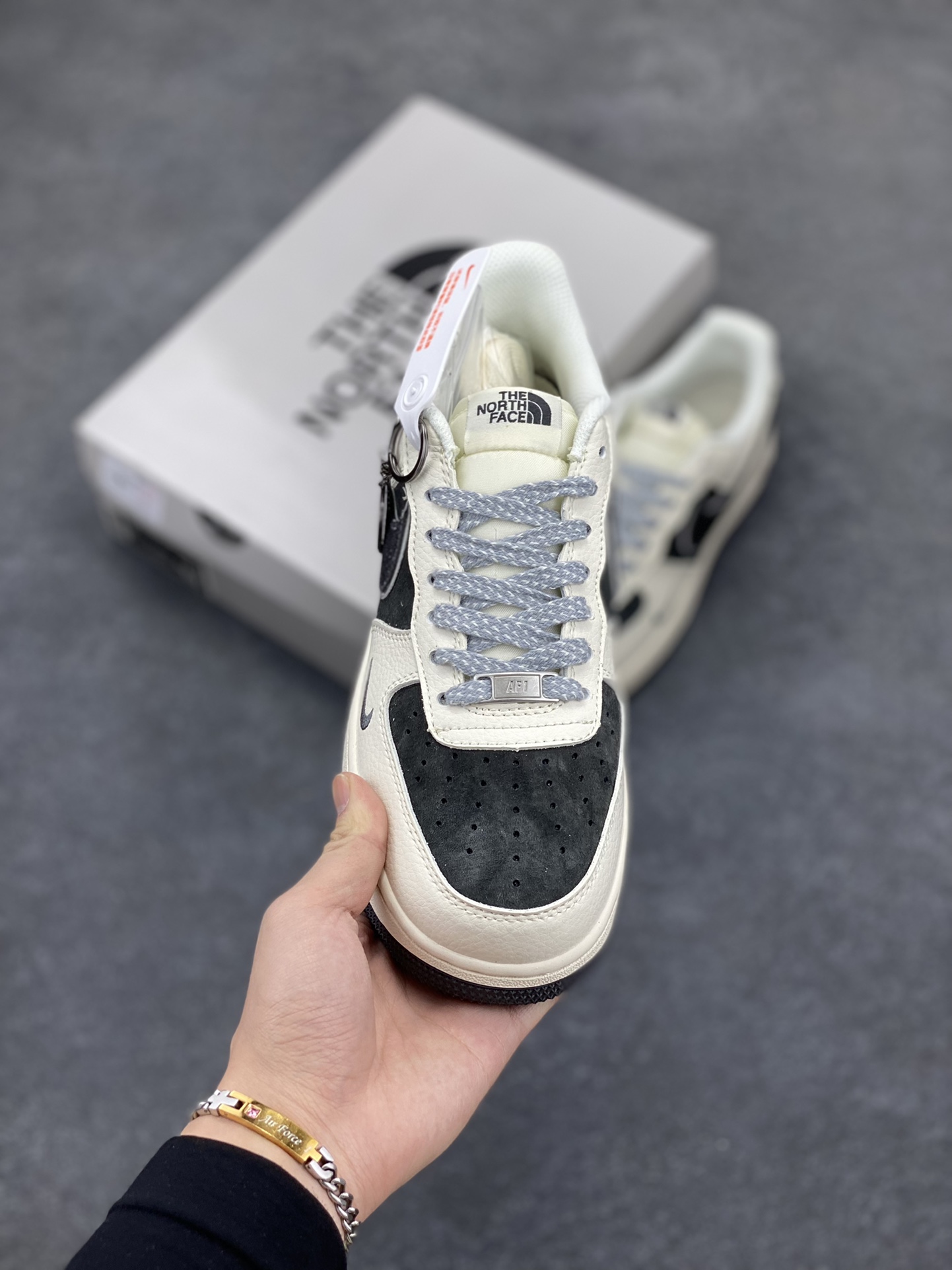 图片[2]-NIke Air Force 1 \’07 Low “北面联名”空军一号 低帮 运动鞋 休闲鞋 折边针车 工艺难度大 原楦头原纸板 原装鞋盒 定制五金配件 内置全掌气垫 原厂鞋底 货号：QY6818-527 尺码：36 36.5 37.5 38 38.5 39 40 40.5 41 42 42.5 43 44 44.5 45-选品中心