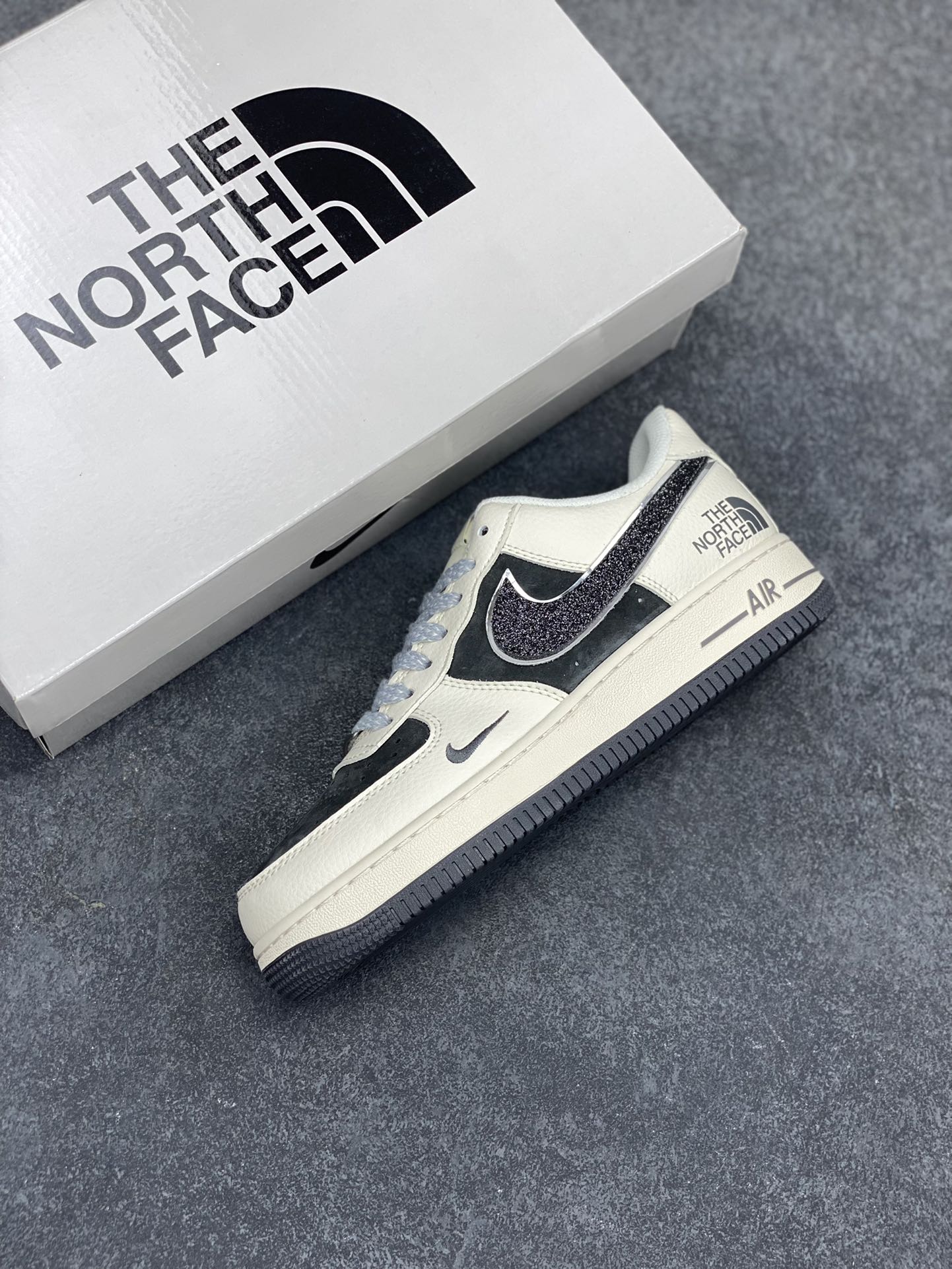 图片[7]-NIke Air Force 1 \’07 Low “北面联名”空军一号 低帮 运动鞋 休闲鞋 折边针车 工艺难度大 原楦头原纸板 原装鞋盒 定制五金配件 内置全掌气垫 原厂鞋底 货号：QY6818-527 尺码：36 36.5 37.5 38 38.5 39 40 40.5 41 42 42.5 43 44 44.5 45-选品中心