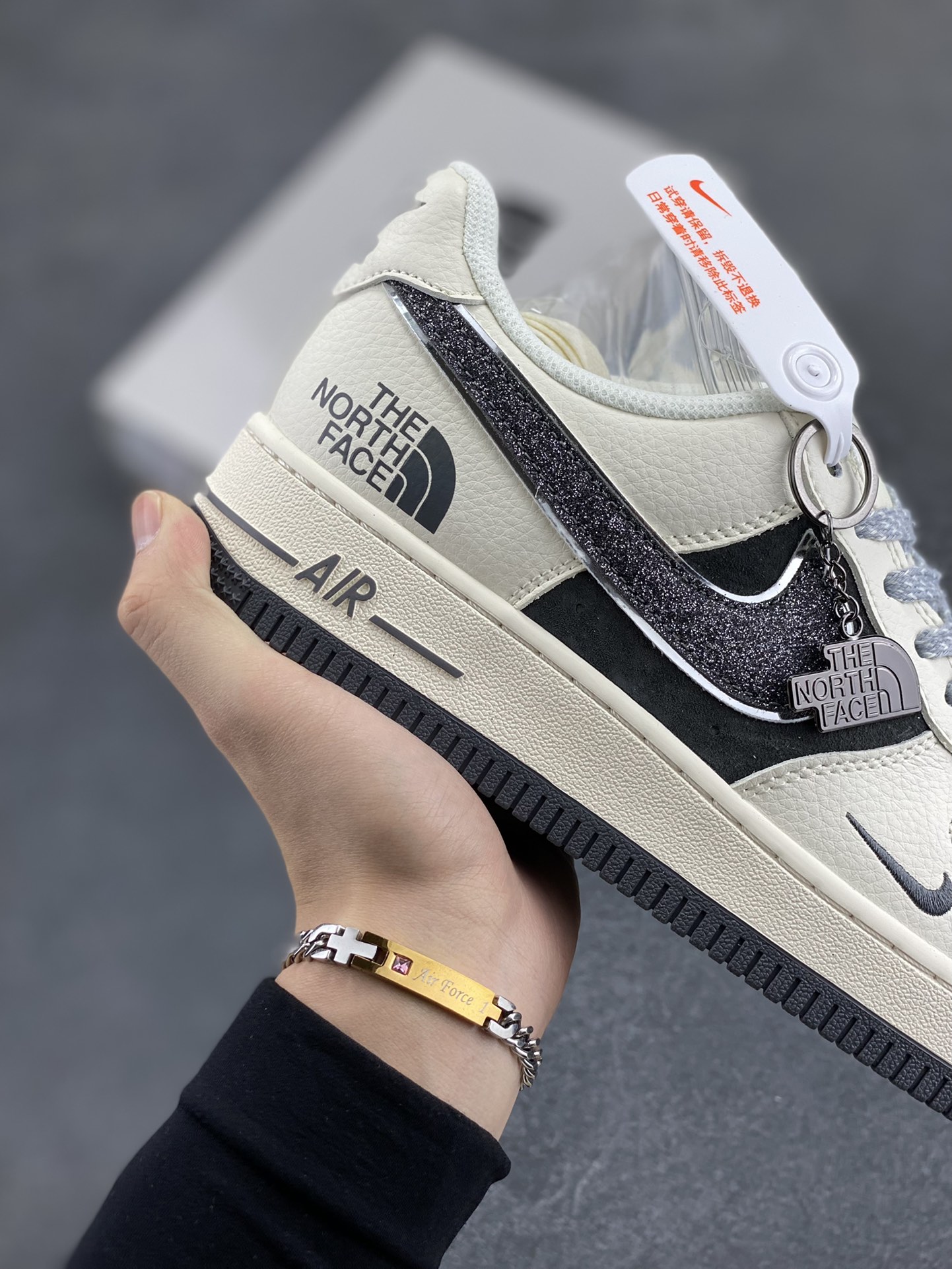 图片[6]-NIke Air Force 1 \’07 Low “北面联名”空军一号 低帮 运动鞋 休闲鞋 折边针车 工艺难度大 原楦头原纸板 原装鞋盒 定制五金配件 内置全掌气垫 原厂鞋底 货号：QY6818-527 尺码：36 36.5 37.5 38 38.5 39 40 40.5 41 42 42.5 43 44 44.5 45-选品中心