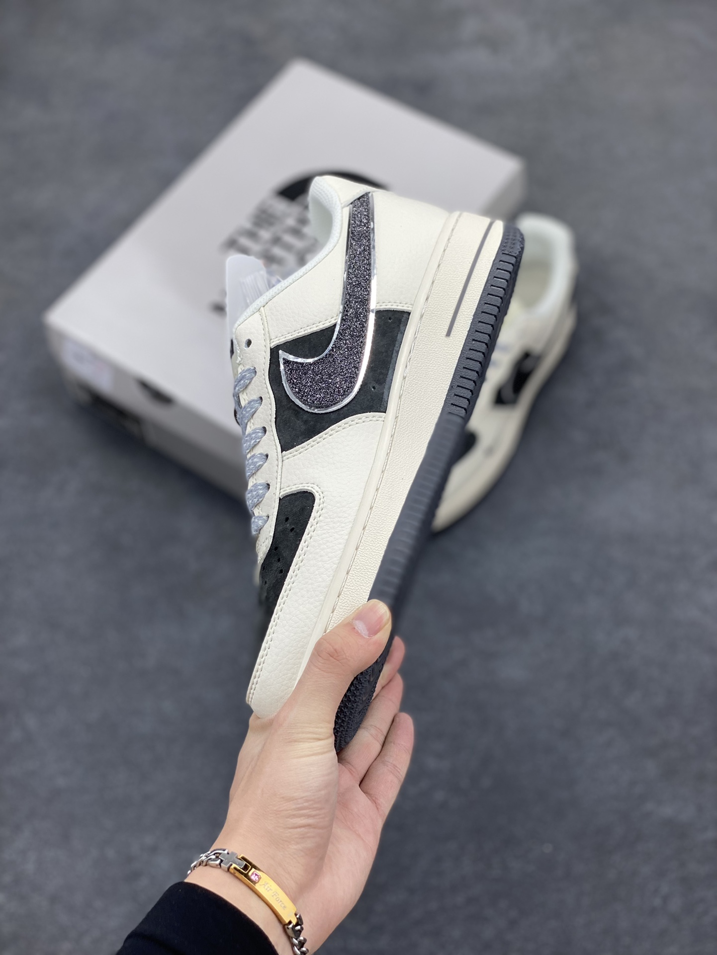图片[3]-NIke Air Force 1 \’07 Low “北面联名”空军一号 低帮 运动鞋 休闲鞋 折边针车 工艺难度大 原楦头原纸板 原装鞋盒 定制五金配件 内置全掌气垫 原厂鞋底 货号：QY6818-527 尺码：36 36.5 37.5 38 38.5 39 40 40.5 41 42 42.5 43 44 44.5 45-选品中心