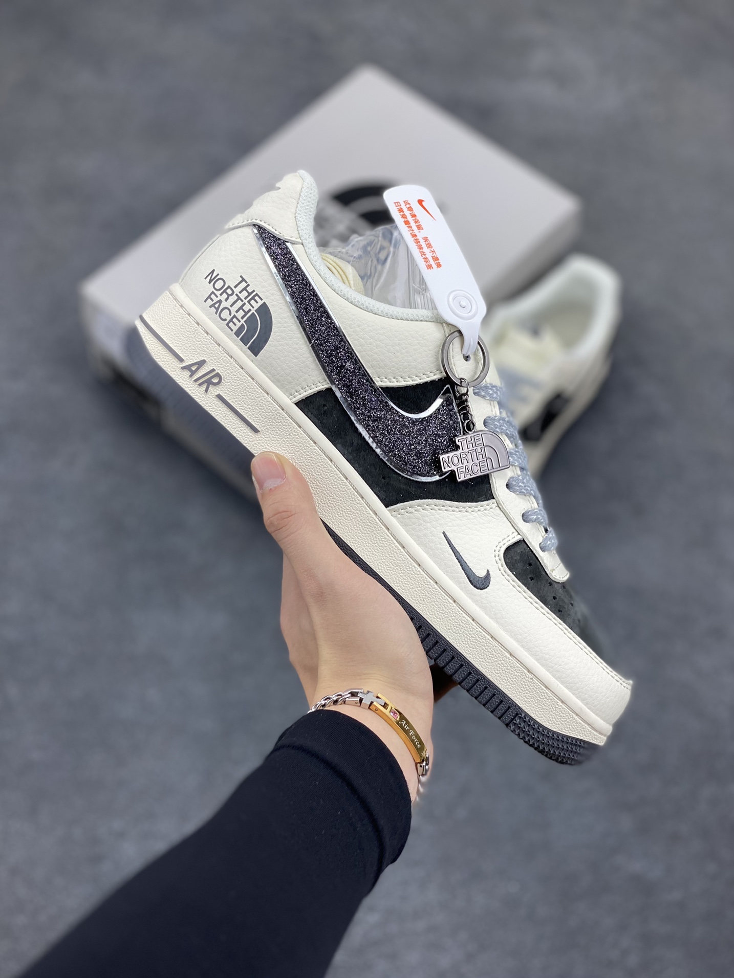 NIke Air Force 1 \’07 Low “北面联名”空军一号 低帮 运动鞋 休闲鞋 折边针车 工艺难度大 原楦头原纸板 原装鞋盒 定制五金配件 内置全掌气垫 原厂鞋底 货号:QY6818-527 尺码:36 36.5 37.5 38 38.5 39 40 40.5 41 42 42.5 43 44 44.5 45-选品中心