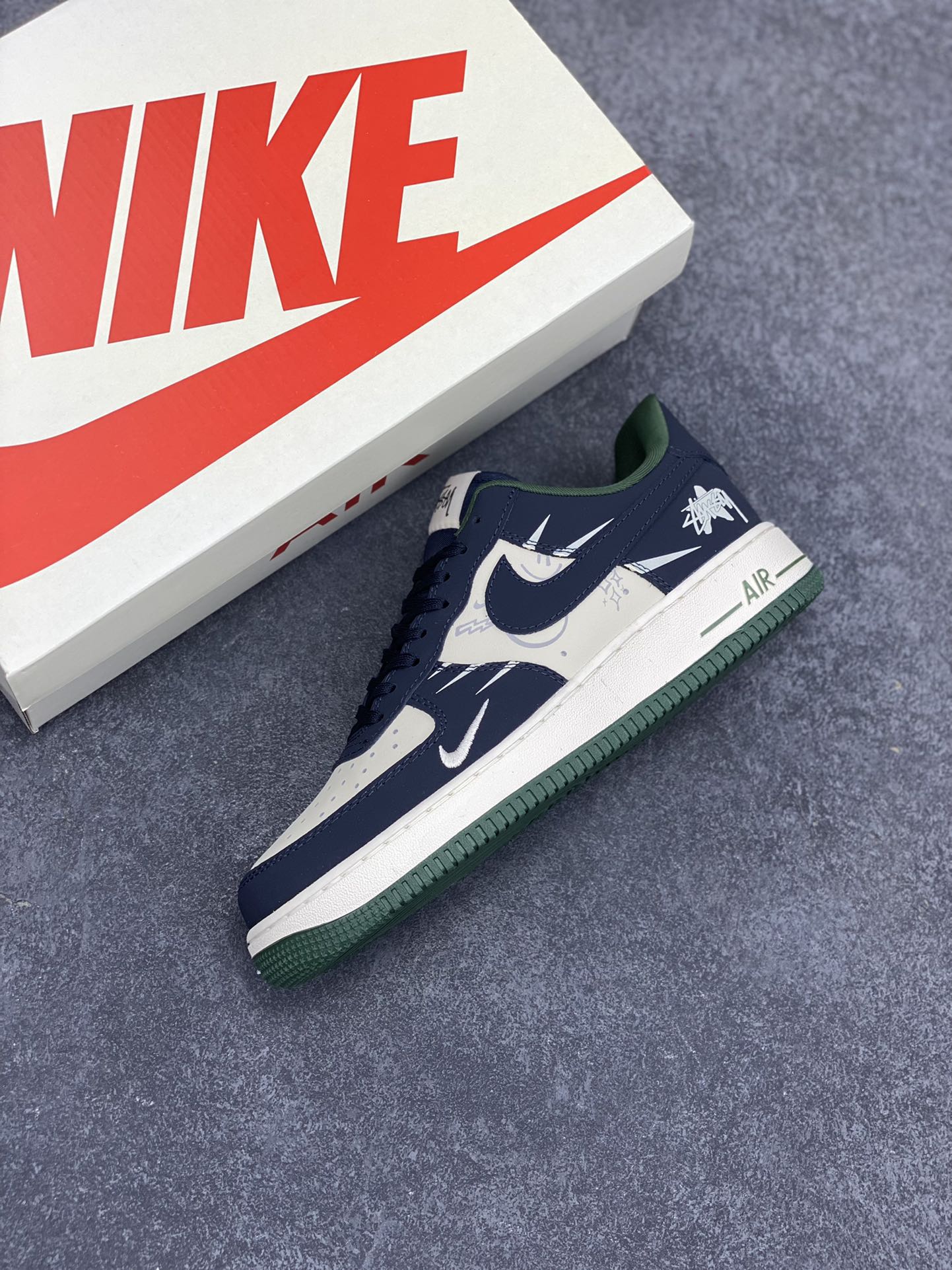 图片[7]-NIke Air Force 1 \’07 Low “斯图西联名——爆炸蓝”空军一号 低帮 运动鞋 休闲鞋 折边针车 工艺难度大 原楦头原纸板 原装鞋盒 定制五金配件 内置全掌气垫 原厂鞋底 货号：KK1988-040 尺码：36 36.5 37.5 38 38.5 39 40 40.5 41 42 42.5 43 44 44.5 45-选品中心