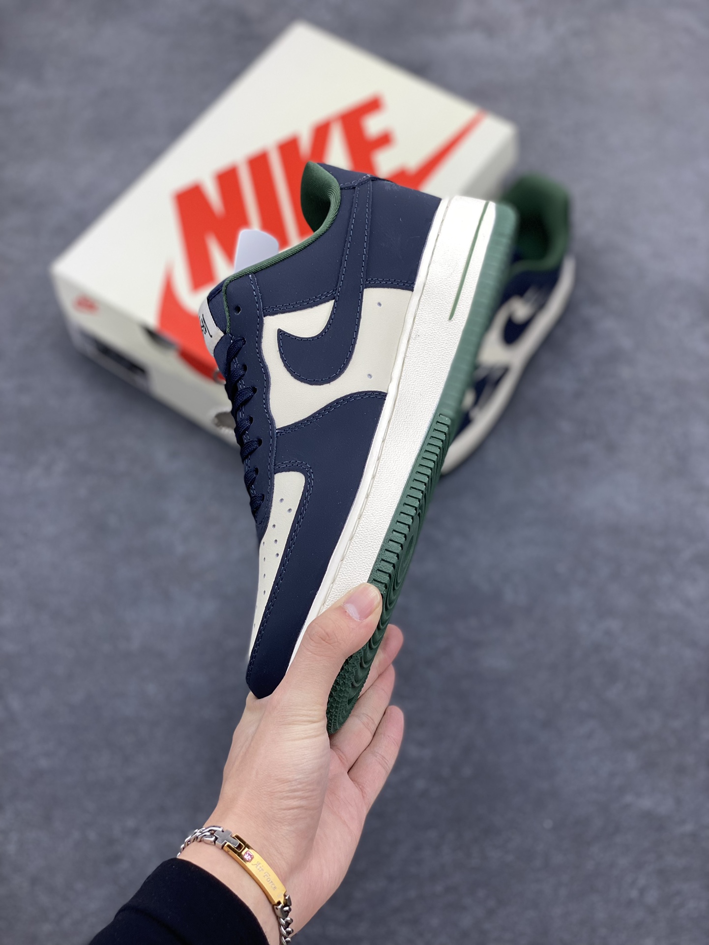 图片[3]-NIke Air Force 1 \’07 Low “斯图西联名——爆炸蓝”空军一号 低帮 运动鞋 休闲鞋 折边针车 工艺难度大 原楦头原纸板 原装鞋盒 定制五金配件 内置全掌气垫 原厂鞋底 货号：KK1988-040 尺码：36 36.5 37.5 38 38.5 39 40 40.5 41 42 42.5 43 44 44.5 45-选品中心