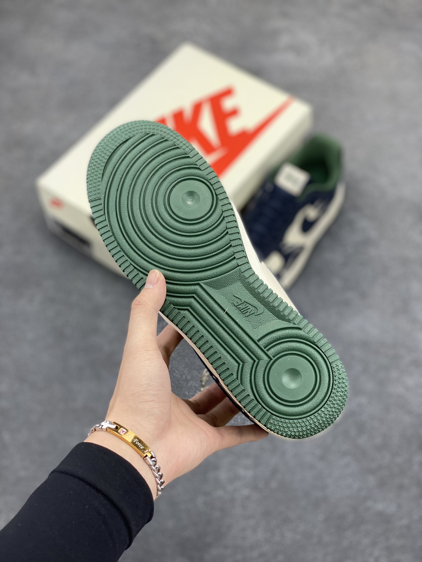 图片[5]-NIke Air Force 1 \’07 Low “斯图西联名——爆炸蓝”空军一号 低帮 运动鞋 休闲鞋 折边针车 工艺难度大 原楦头原纸板 原装鞋盒 定制五金配件 内置全掌气垫 原厂鞋底 货号：KK1988-040 尺码：36 36.5 37.5 38 38.5 39 40 40.5 41 42 42.5 43 44 44.5 45-选品中心