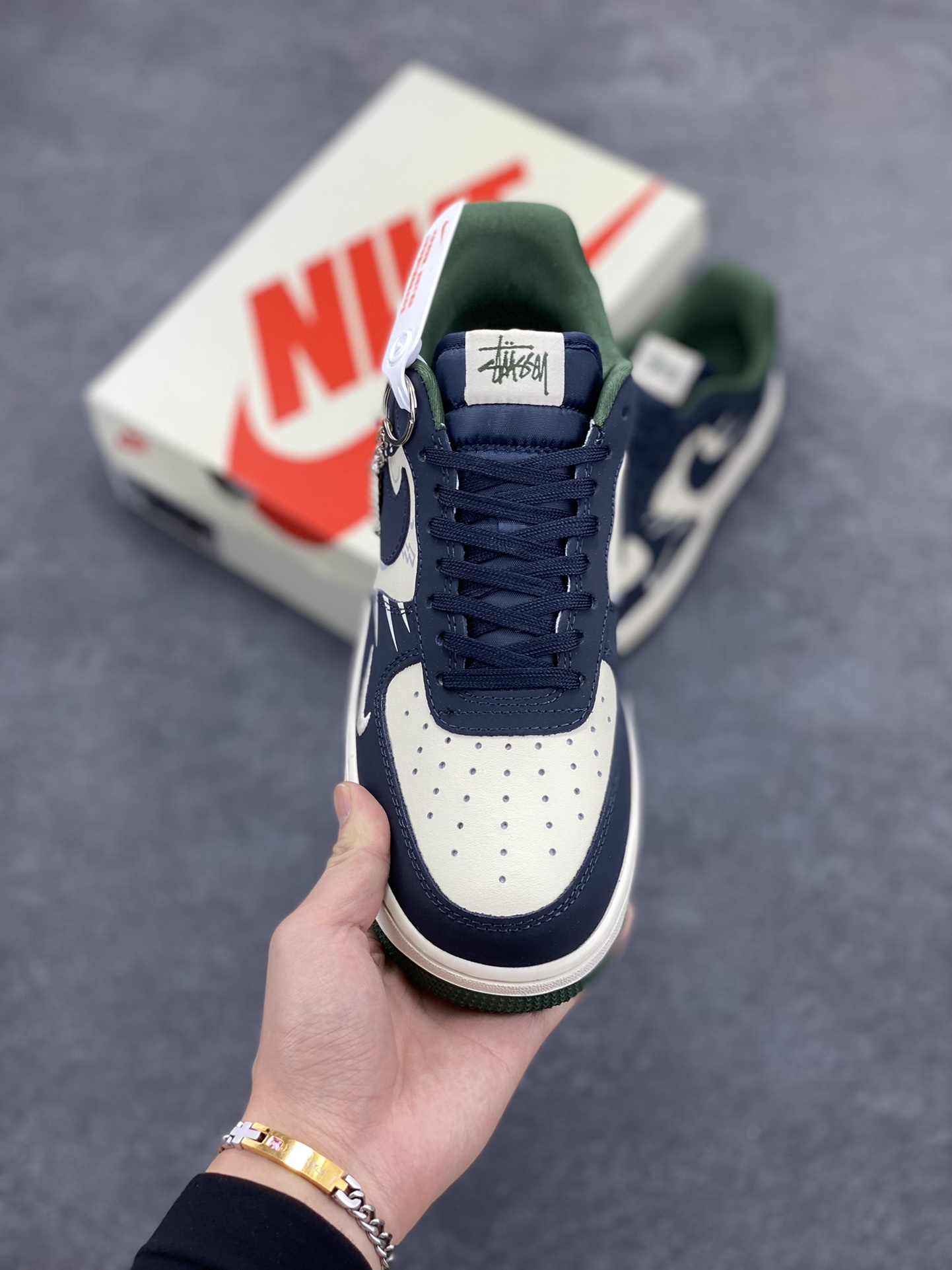 图片[2]-NIke Air Force 1 \’07 Low “斯图西联名——爆炸蓝”空军一号 低帮 运动鞋 休闲鞋 折边针车 工艺难度大 原楦头原纸板 原装鞋盒 定制五金配件 内置全掌气垫 原厂鞋底 货号：KK1988-040 尺码：36 36.5 37.5 38 38.5 39 40 40.5 41 42 42.5 43 44 44.5 45-选品中心