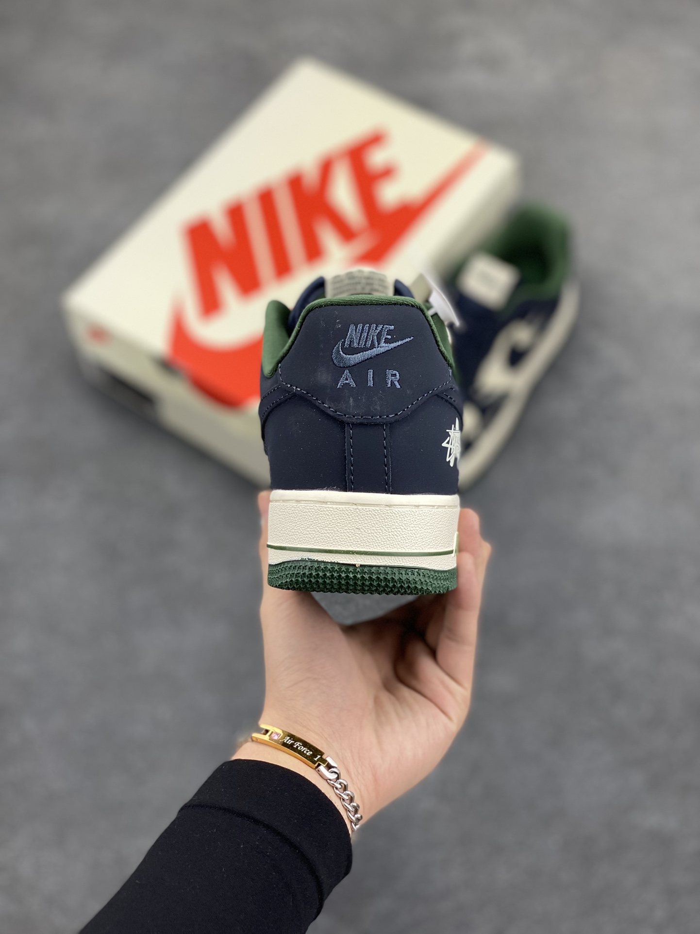 图片[4]-NIke Air Force 1 \’07 Low “斯图西联名——爆炸蓝”空军一号 低帮 运动鞋 休闲鞋 折边针车 工艺难度大 原楦头原纸板 原装鞋盒 定制五金配件 内置全掌气垫 原厂鞋底 货号：KK1988-040 尺码：36 36.5 37.5 38 38.5 39 40 40.5 41 42 42.5 43 44 44.5 45-选品中心