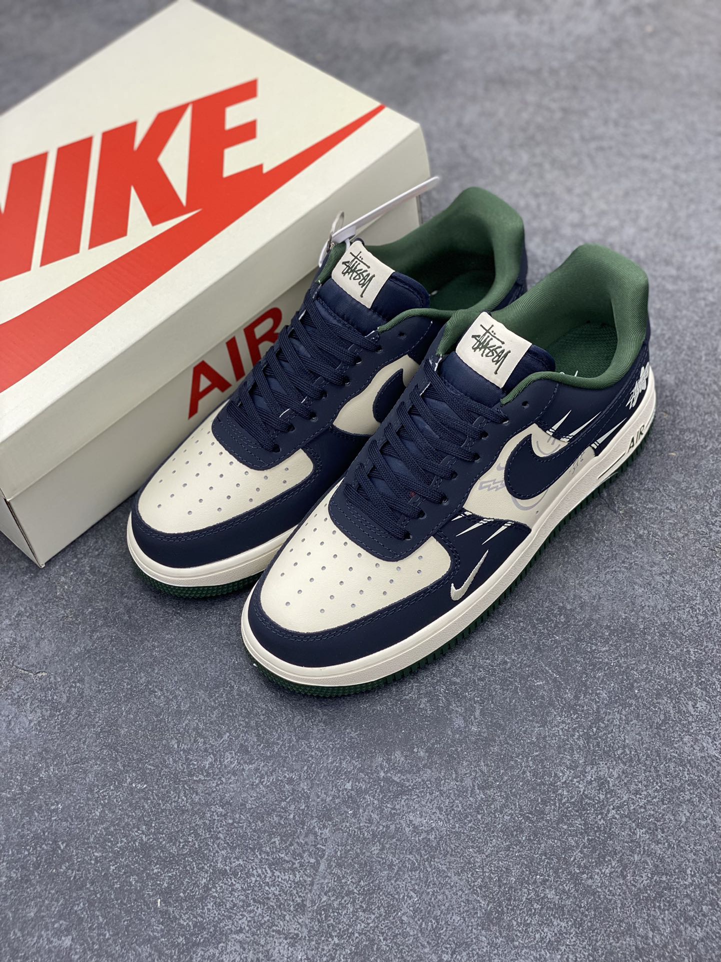 图片[8]-NIke Air Force 1 \’07 Low “斯图西联名——爆炸蓝”空军一号 低帮 运动鞋 休闲鞋 折边针车 工艺难度大 原楦头原纸板 原装鞋盒 定制五金配件 内置全掌气垫 原厂鞋底 货号：KK1988-040 尺码：36 36.5 37.5 38 38.5 39 40 40.5 41 42 42.5 43 44 44.5 45-选品中心