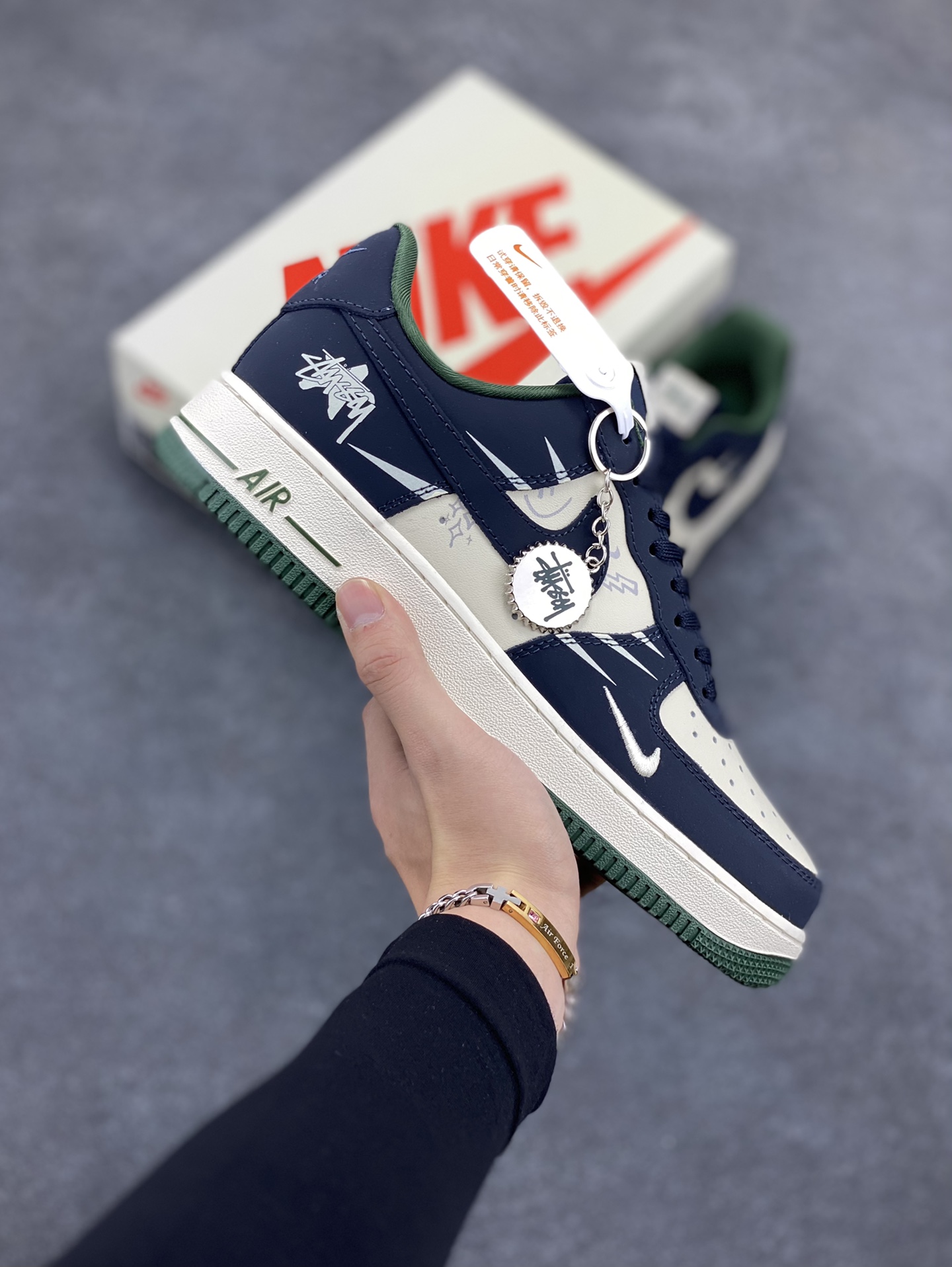 NIke Air Force 1 \’07 Low “斯图西联名——爆炸蓝”空军一号 低帮 运动鞋 休闲鞋 折边针车 工艺难度大 原楦头原纸板 原装鞋盒 定制五金配件 内置全掌气垫 原厂鞋底 货号:KK1988-040 尺码:36 36.5 37.5 38 38.5 39 40 40.5 41 42 42.5 43 44 44.5 45-选品中心