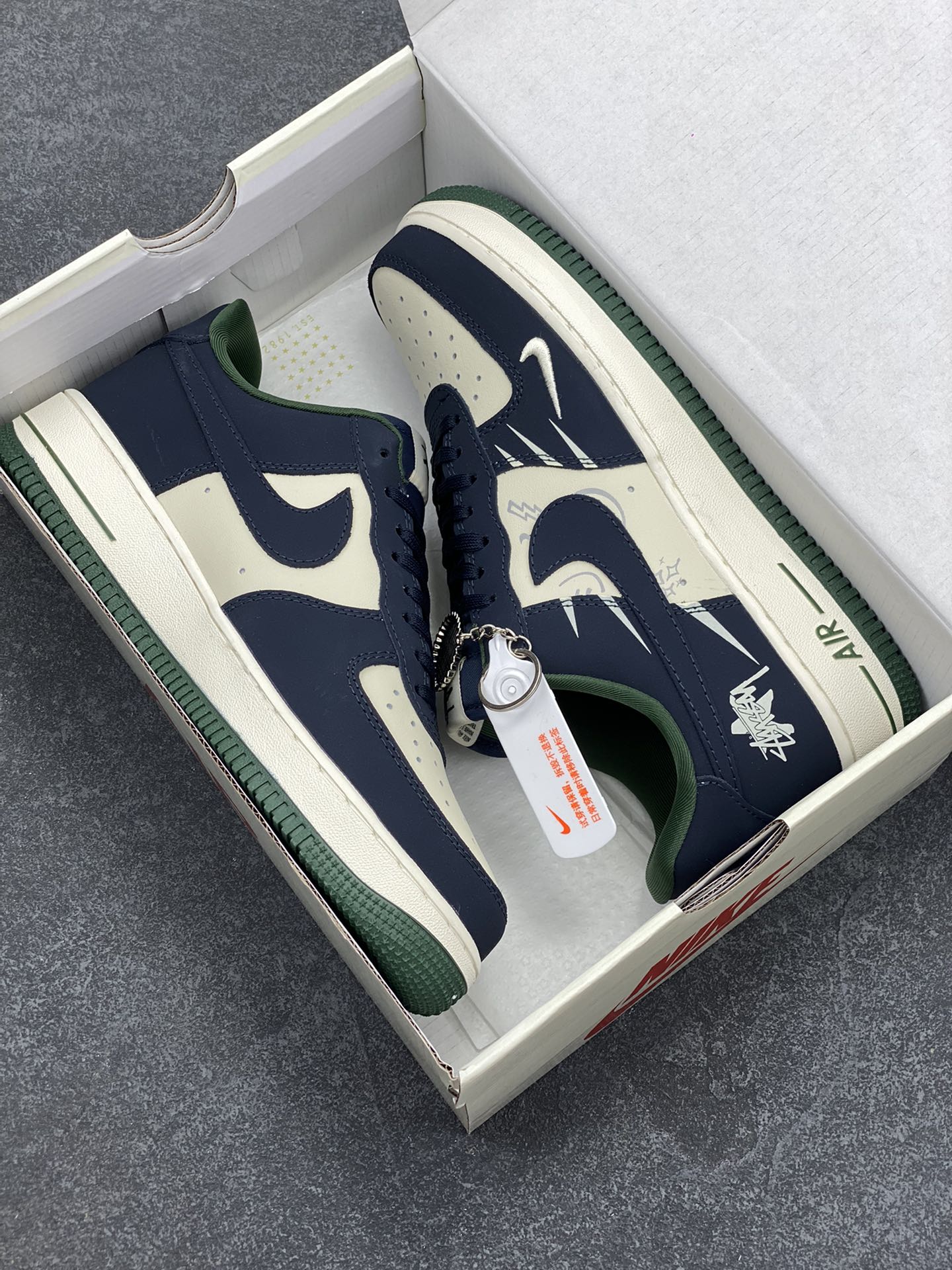 图片[9]-NIke Air Force 1 \’07 Low “斯图西联名——爆炸蓝”空军一号 低帮 运动鞋 休闲鞋 折边针车 工艺难度大 原楦头原纸板 原装鞋盒 定制五金配件 内置全掌气垫 原厂鞋底 货号：KK1988-040 尺码：36 36.5 37.5 38 38.5 39 40 40.5 41 42 42.5 43 44 44.5 45-选品中心