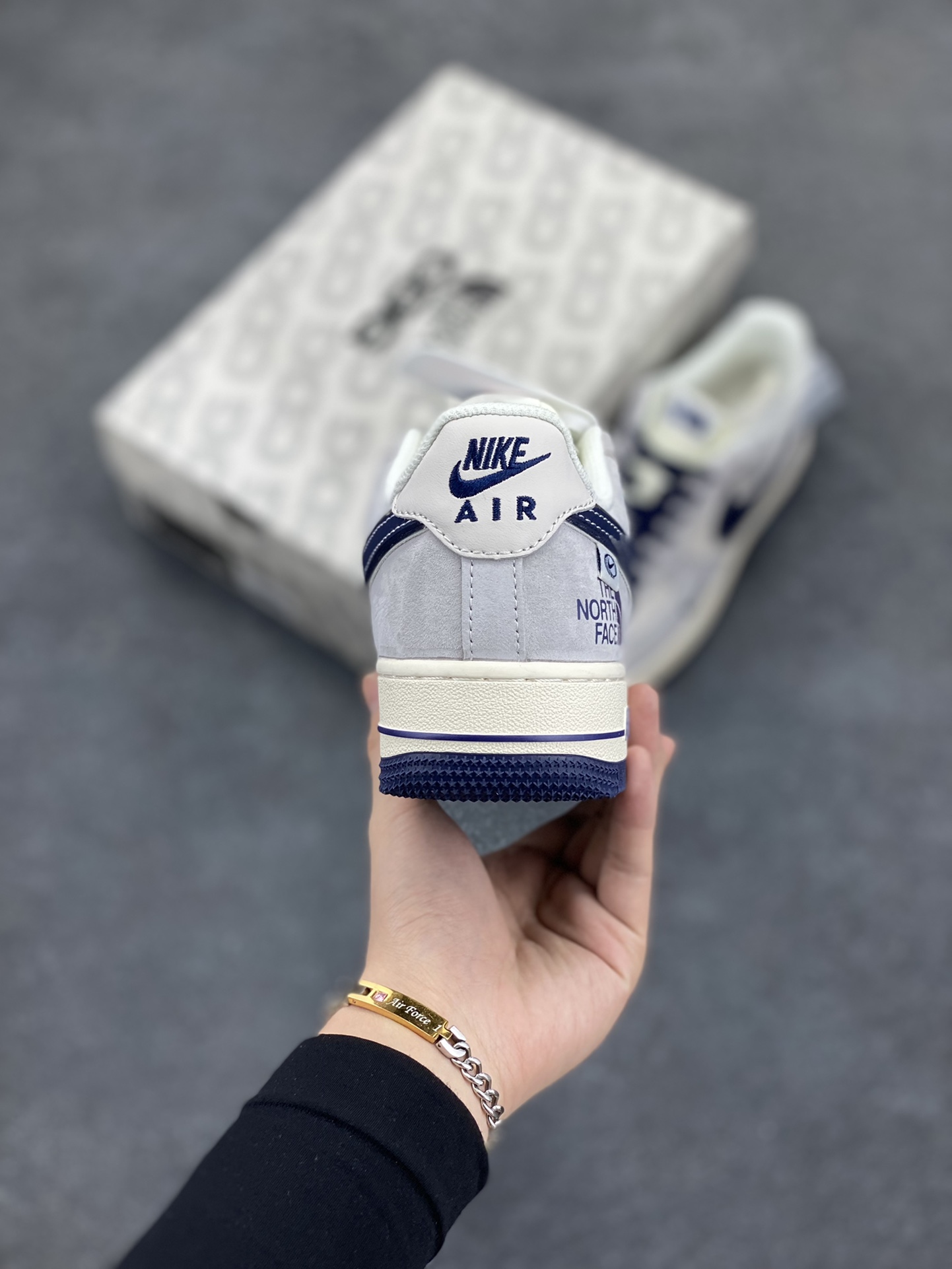 图片[4]-NIke Air Force 1 \’07 Low “北面联名–蓝勾小标”空军一号 低帮 运动鞋 休闲鞋 折边针车 工艺难度大 原楦头原纸板 原装鞋盒 定制五金配件 内置全掌气垫 原厂鞋底 货号：XZ6188-913 尺码：36 36.5 37.5 38 38.5 39 40 40.5 41 42 42.5 43 44 44.5 45-选品中心