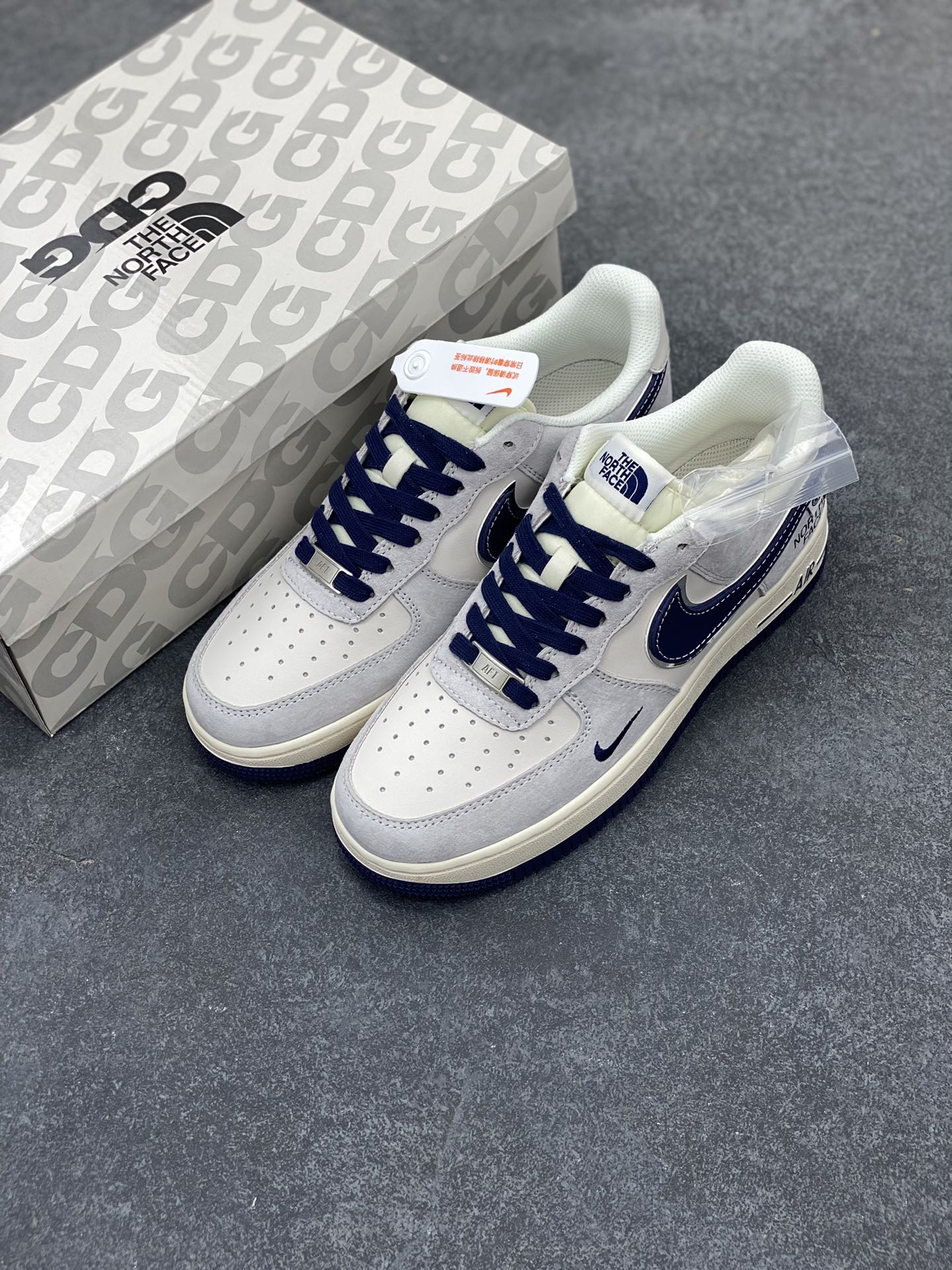 图片[8]-NIke Air Force 1 \’07 Low “北面联名–蓝勾小标”空军一号 低帮 运动鞋 休闲鞋 折边针车 工艺难度大 原楦头原纸板 原装鞋盒 定制五金配件 内置全掌气垫 原厂鞋底 货号：XZ6188-913 尺码：36 36.5 37.5 38 38.5 39 40 40.5 41 42 42.5 43 44 44.5 45-选品中心