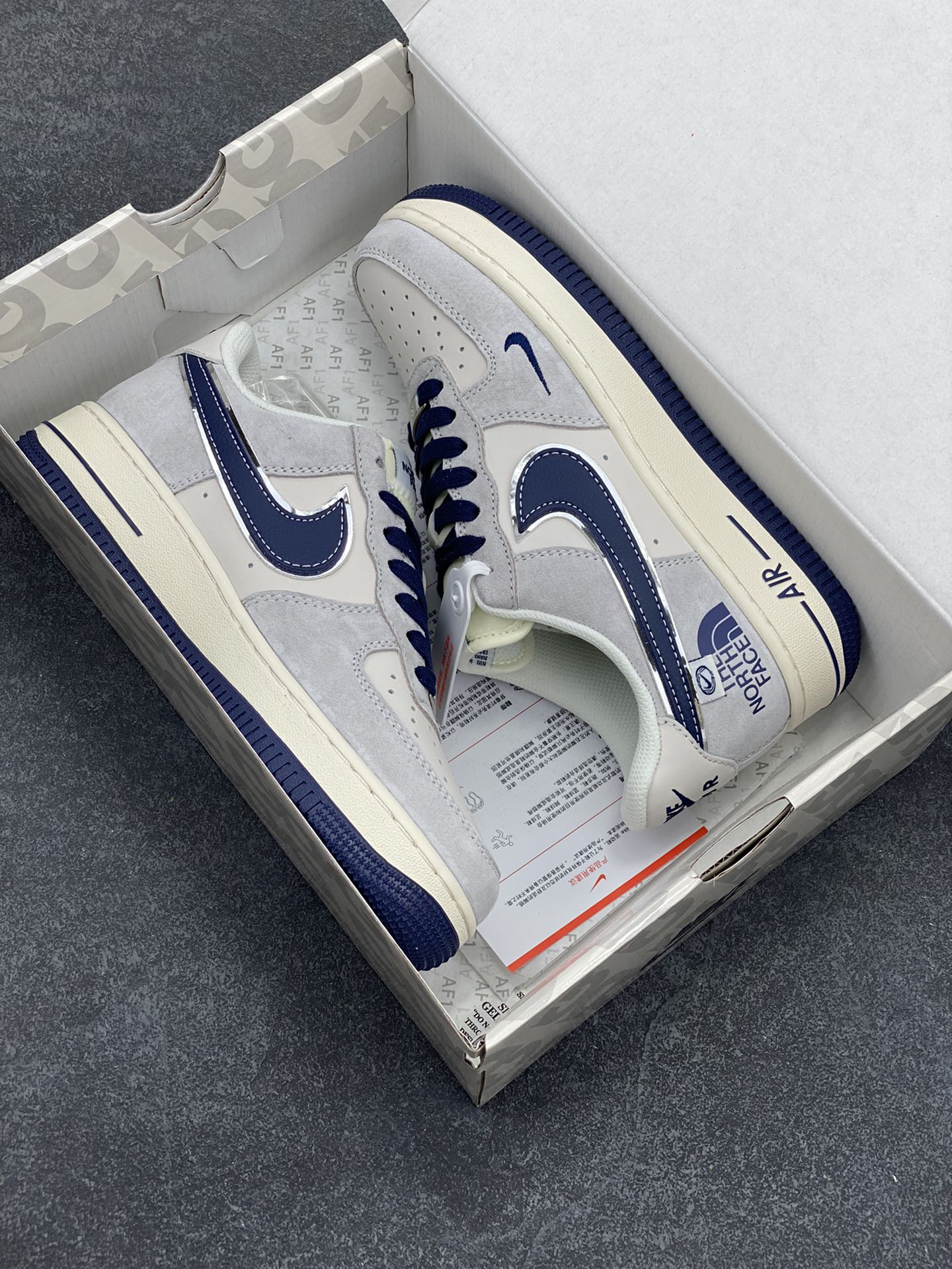 图片[9]-NIke Air Force 1 \’07 Low “北面联名–蓝勾小标”空军一号 低帮 运动鞋 休闲鞋 折边针车 工艺难度大 原楦头原纸板 原装鞋盒 定制五金配件 内置全掌气垫 原厂鞋底 货号：XZ6188-913 尺码：36 36.5 37.5 38 38.5 39 40 40.5 41 42 42.5 43 44 44.5 45-选品中心