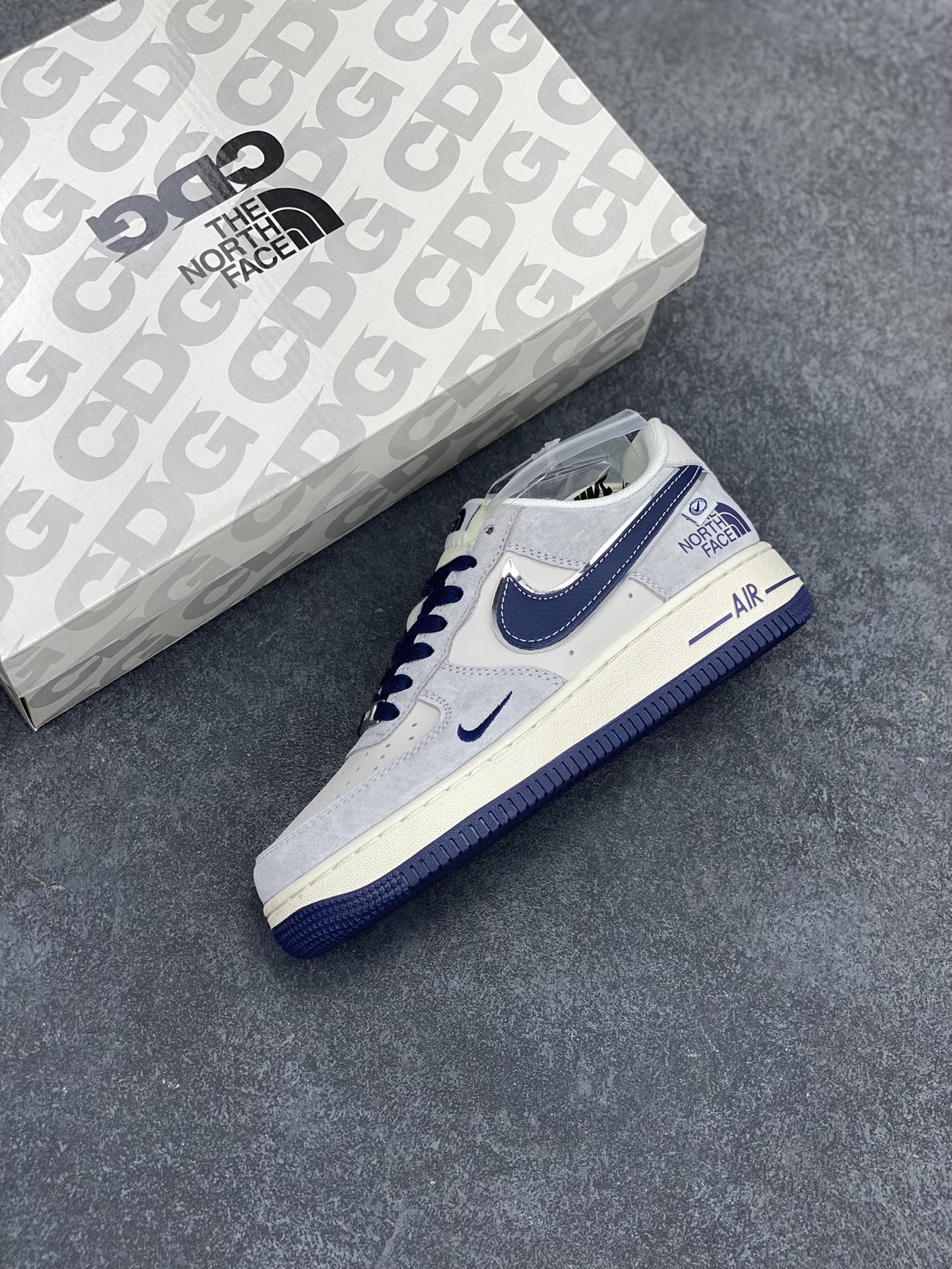 图片[7]-NIke Air Force 1 \’07 Low “北面联名–蓝勾小标”空军一号 低帮 运动鞋 休闲鞋 折边针车 工艺难度大 原楦头原纸板 原装鞋盒 定制五金配件 内置全掌气垫 原厂鞋底 货号：XZ6188-913 尺码：36 36.5 37.5 38 38.5 39 40 40.5 41 42 42.5 43 44 44.5 45-选品中心