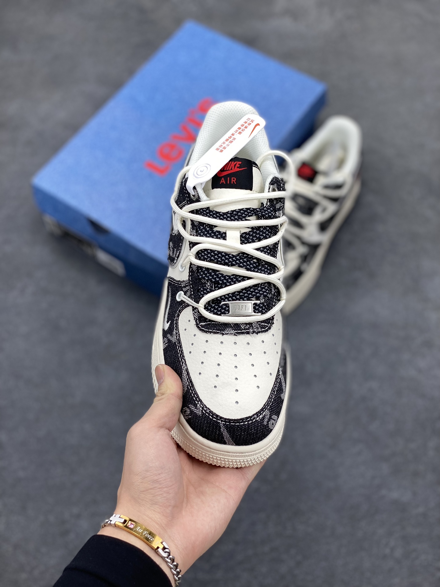 图片[2]-NIke Air Force 1 \’07 Low “李维斯联名–黑牛仔抽绳”空军一号 低帮 运动鞋 休闲鞋 折边针车 工艺难度大 原楦头原纸板 原装鞋盒 定制五金配件 内置全掌气垫 原厂鞋底 货号：SJ1198-800 尺码：36 36.5 37.5 38 38.5 39 40 40.5 41 42 42.5 43 44 44.5 45-选品中心