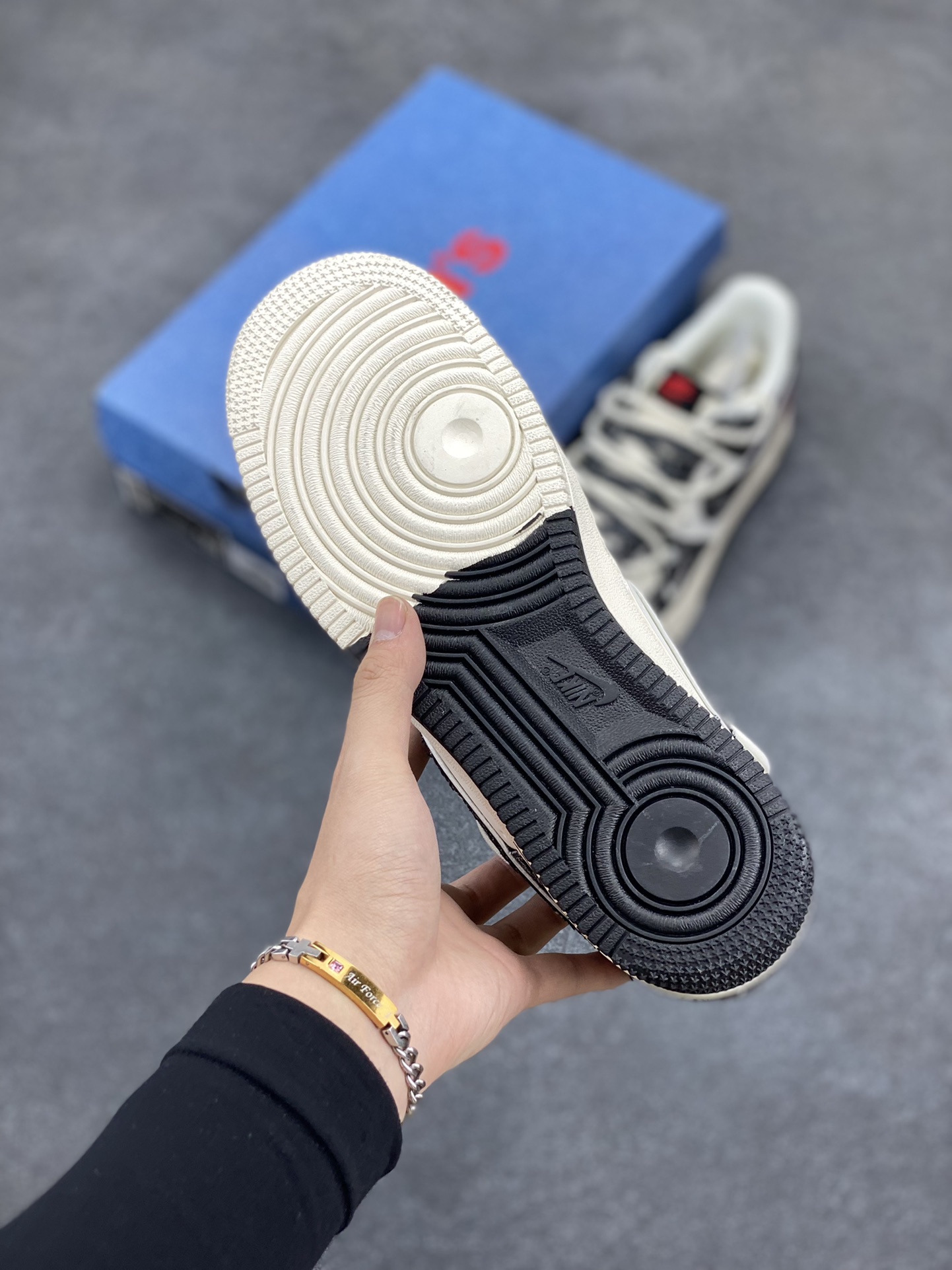 图片[5]-NIke Air Force 1 \’07 Low “李维斯联名–黑牛仔抽绳”空军一号 低帮 运动鞋 休闲鞋 折边针车 工艺难度大 原楦头原纸板 原装鞋盒 定制五金配件 内置全掌气垫 原厂鞋底 货号：SJ1198-800 尺码：36 36.5 37.5 38 38.5 39 40 40.5 41 42 42.5 43 44 44.5 45-选品中心