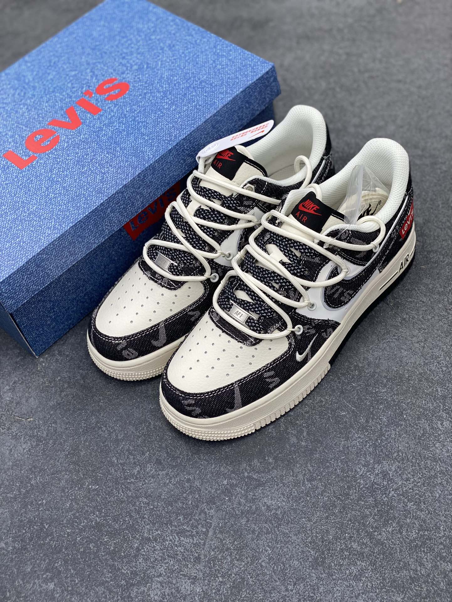 图片[8]-NIke Air Force 1 \’07 Low “李维斯联名–黑牛仔抽绳”空军一号 低帮 运动鞋 休闲鞋 折边针车 工艺难度大 原楦头原纸板 原装鞋盒 定制五金配件 内置全掌气垫 原厂鞋底 货号：SJ1198-800 尺码：36 36.5 37.5 38 38.5 39 40 40.5 41 42 42.5 43 44 44.5 45-选品中心