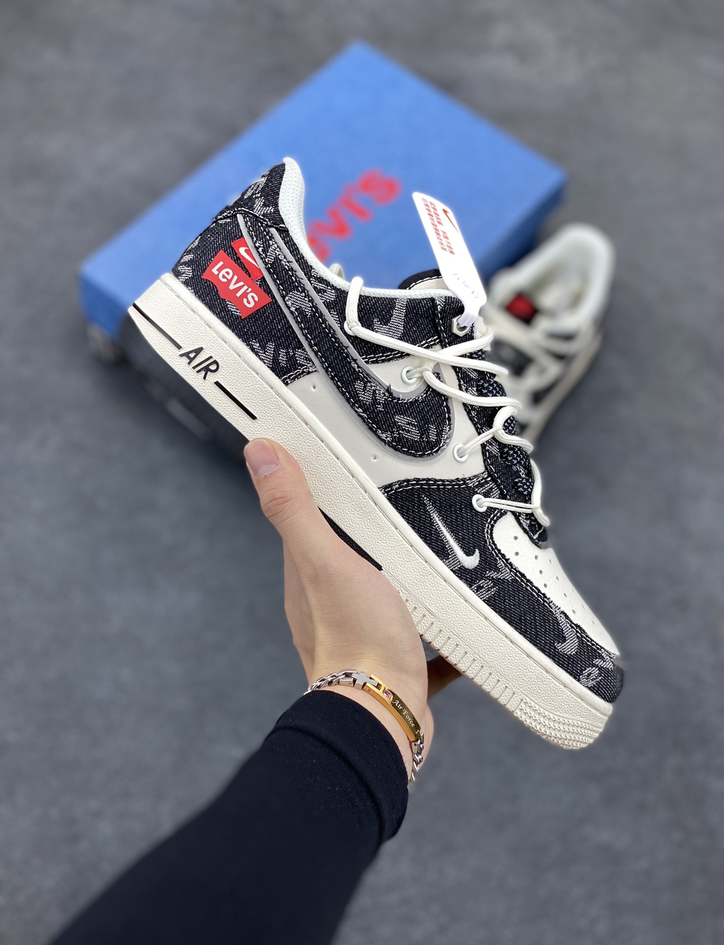 NIke Air Force 1 \’07 Low “李维斯联名–黑牛仔抽绳”空军一号 低帮 运动鞋 休闲鞋 折边针车 工艺难度大 原楦头原纸板 原装鞋盒 定制五金配件 内置全掌气垫 原厂鞋底 货号:SJ1198-800 尺码:36 36.5 37.5 38 38.5 39 40 40.5 41 42 42.5 43 44 44.5 45-选品中心