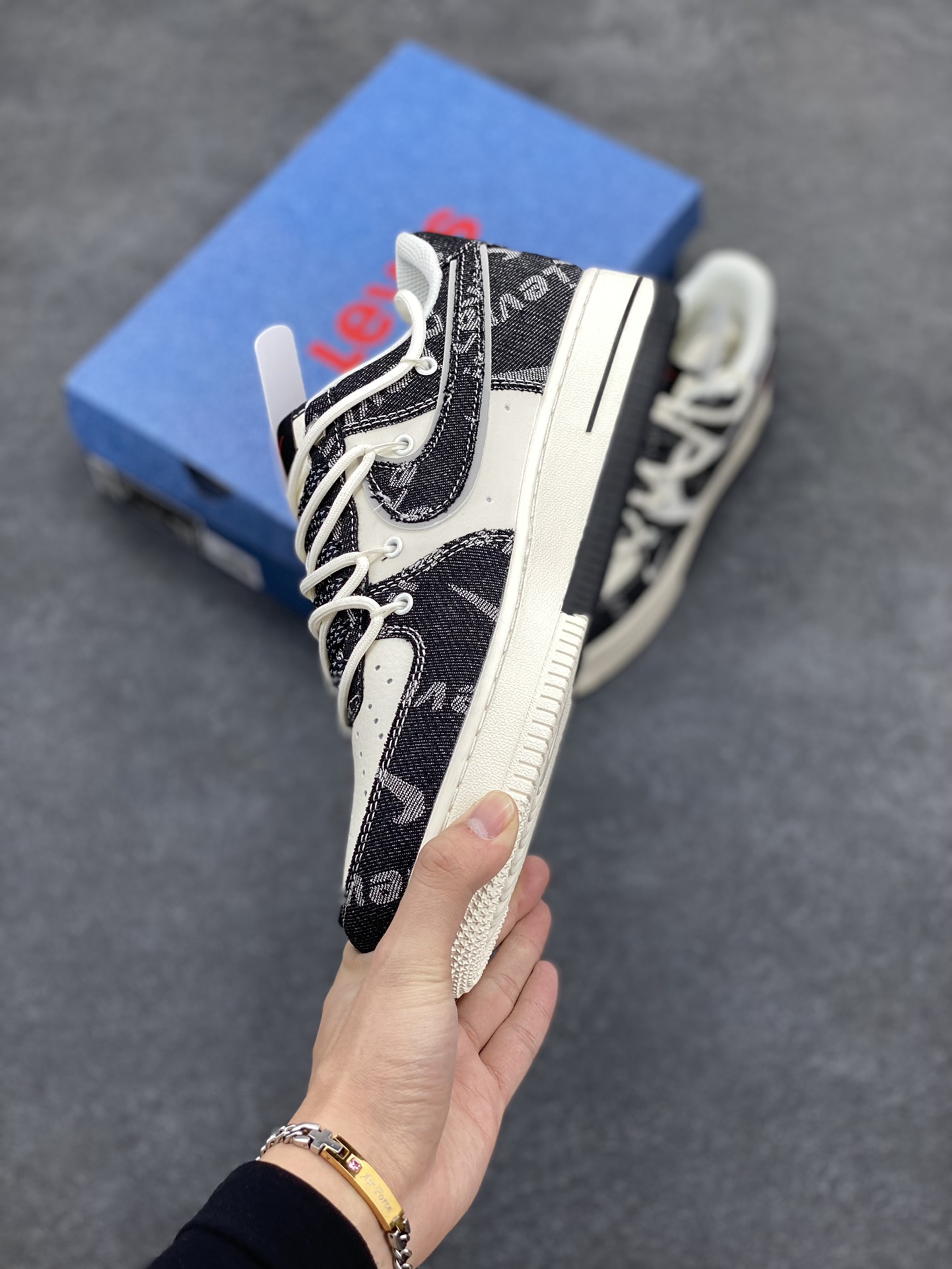 图片[3]-NIke Air Force 1 \’07 Low “李维斯联名–黑牛仔抽绳”空军一号 低帮 运动鞋 休闲鞋 折边针车 工艺难度大 原楦头原纸板 原装鞋盒 定制五金配件 内置全掌气垫 原厂鞋底 货号：SJ1198-800 尺码：36 36.5 37.5 38 38.5 39 40 40.5 41 42 42.5 43 44 44.5 45-选品中心