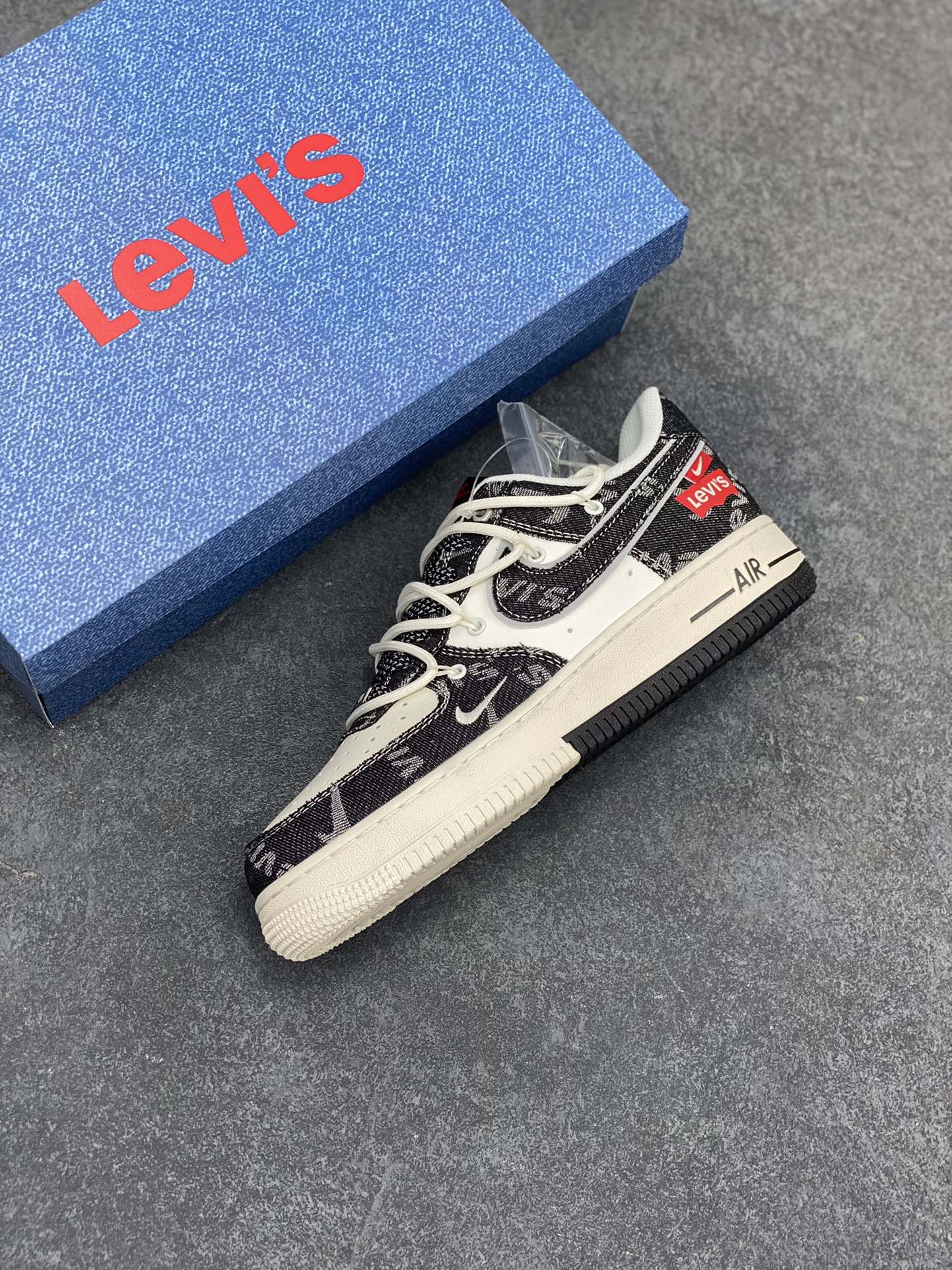 图片[7]-NIke Air Force 1 \’07 Low “李维斯联名–黑牛仔抽绳”空军一号 低帮 运动鞋 休闲鞋 折边针车 工艺难度大 原楦头原纸板 原装鞋盒 定制五金配件 内置全掌气垫 原厂鞋底 货号：SJ1198-800 尺码：36 36.5 37.5 38 38.5 39 40 40.5 41 42 42.5 43 44 44.5 45-选品中心