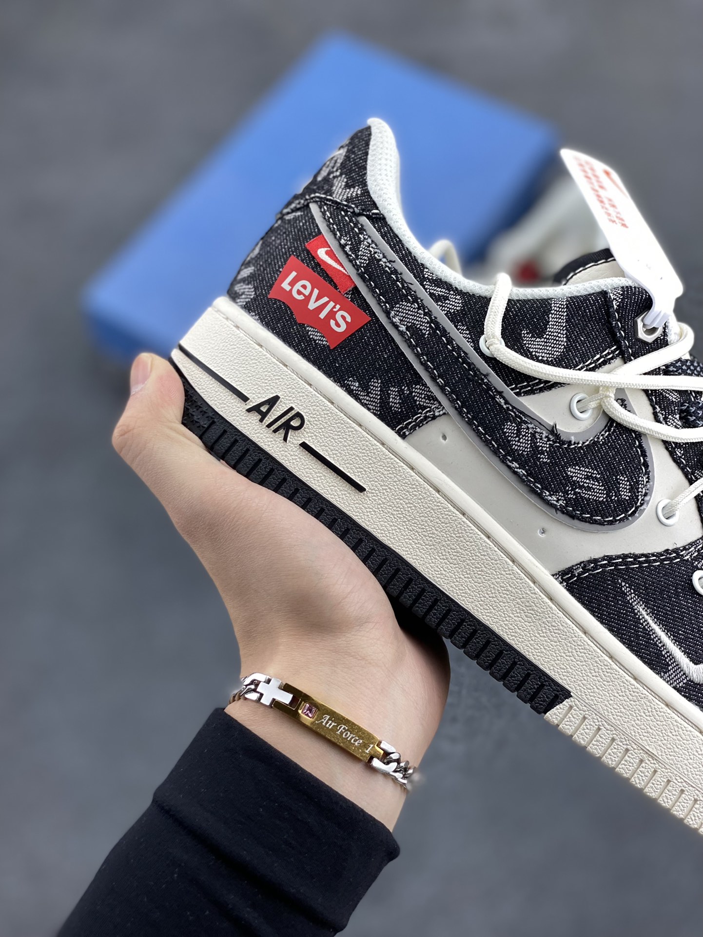 图片[6]-NIke Air Force 1 \’07 Low “李维斯联名–黑牛仔抽绳”空军一号 低帮 运动鞋 休闲鞋 折边针车 工艺难度大 原楦头原纸板 原装鞋盒 定制五金配件 内置全掌气垫 原厂鞋底 货号：SJ1198-800 尺码：36 36.5 37.5 38 38.5 39 40 40.5 41 42 42.5 43 44 44.5 45-选品中心