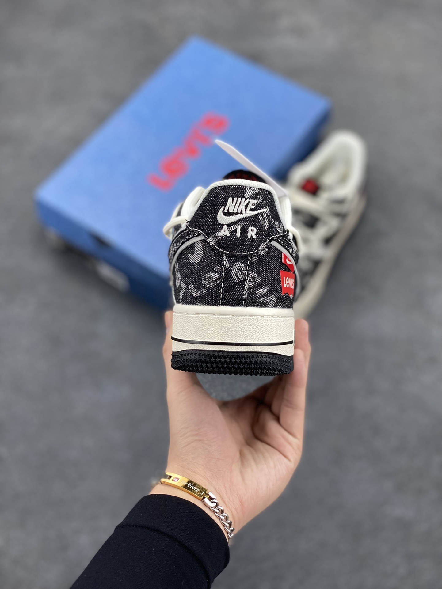 图片[4]-NIke Air Force 1 \’07 Low “李维斯联名–黑牛仔抽绳”空军一号 低帮 运动鞋 休闲鞋 折边针车 工艺难度大 原楦头原纸板 原装鞋盒 定制五金配件 内置全掌气垫 原厂鞋底 货号：SJ1198-800 尺码：36 36.5 37.5 38 38.5 39 40 40.5 41 42 42.5 43 44 44.5 45-选品中心