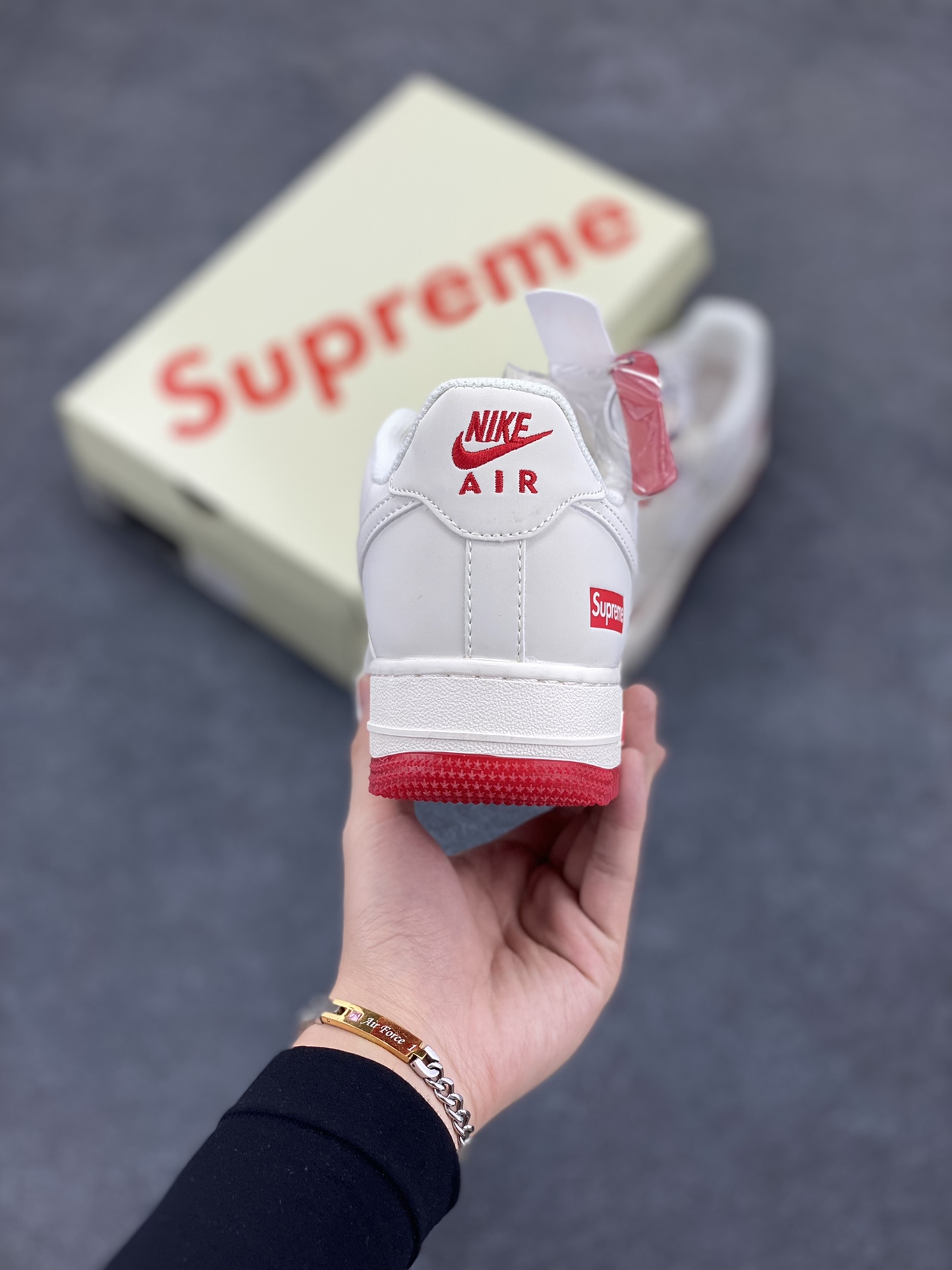 图片[4]-NIke Air Force 1 \’07 Low “Supreme联名–米红双拼”空军一号 低帮 运动鞋 休闲鞋 折边针车 工艺难度大 原楦头原纸板 原装鞋盒 定制五金配件 内置全掌气垫 原厂鞋底 货号：BB7577-216 尺码：36 36.5 37.5 38 38.5 39 40 40.5 41 42 42.5 43 44 44.5 45-选品中心
