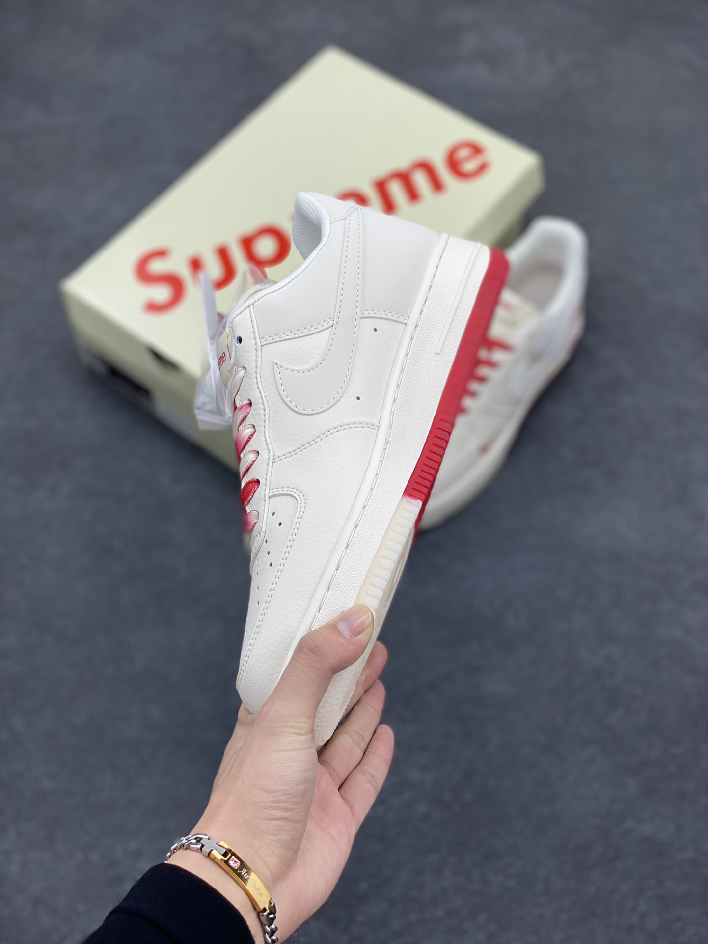 图片[3]-NIke Air Force 1 \’07 Low “Supreme联名–米红双拼”空军一号 低帮 运动鞋 休闲鞋 折边针车 工艺难度大 原楦头原纸板 原装鞋盒 定制五金配件 内置全掌气垫 原厂鞋底 货号：BB7577-216 尺码：36 36.5 37.5 38 38.5 39 40 40.5 41 42 42.5 43 44 44.5 45-选品中心