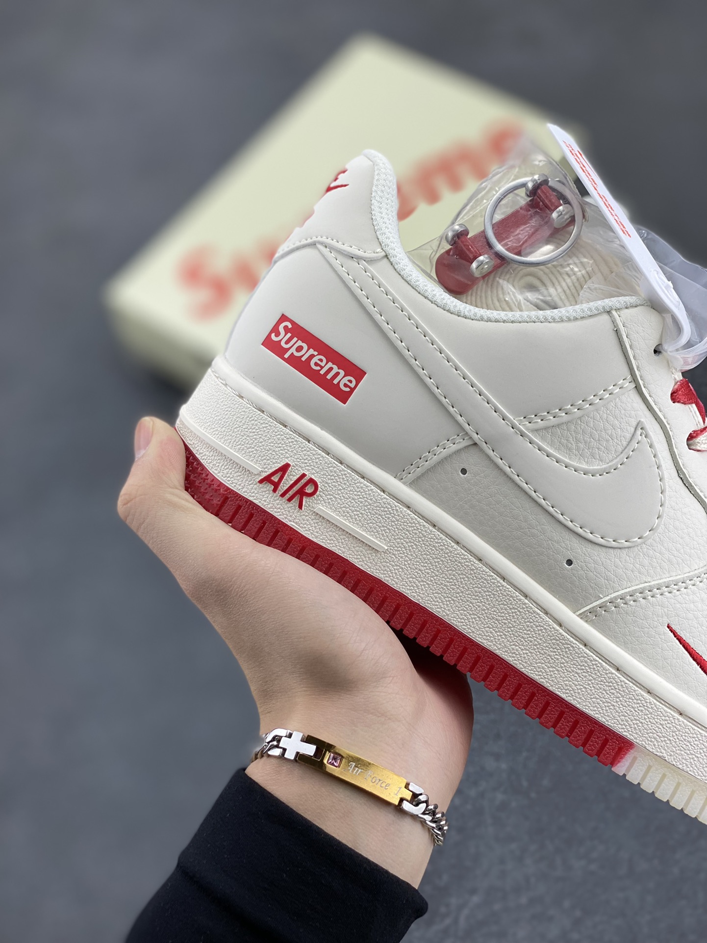 图片[6]-NIke Air Force 1 \’07 Low “Supreme联名–米红双拼”空军一号 低帮 运动鞋 休闲鞋 折边针车 工艺难度大 原楦头原纸板 原装鞋盒 定制五金配件 内置全掌气垫 原厂鞋底 货号：BB7577-216 尺码：36 36.5 37.5 38 38.5 39 40 40.5 41 42 42.5 43 44 44.5 45-选品中心