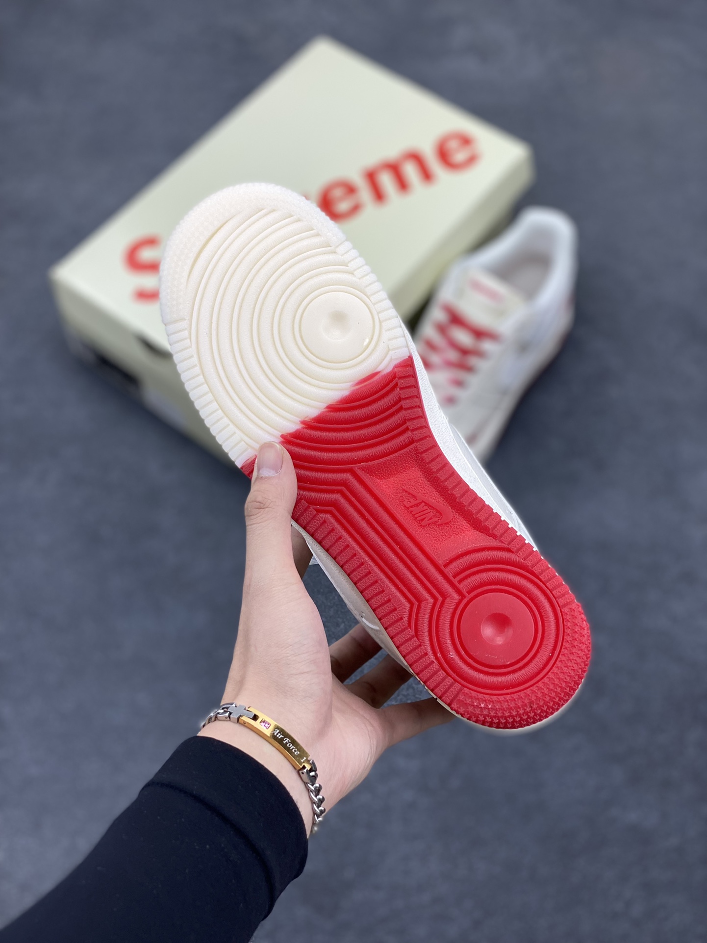 图片[5]-NIke Air Force 1 \’07 Low “Supreme联名–米红双拼”空军一号 低帮 运动鞋 休闲鞋 折边针车 工艺难度大 原楦头原纸板 原装鞋盒 定制五金配件 内置全掌气垫 原厂鞋底 货号：BB7577-216 尺码：36 36.5 37.5 38 38.5 39 40 40.5 41 42 42.5 43 44 44.5 45-选品中心