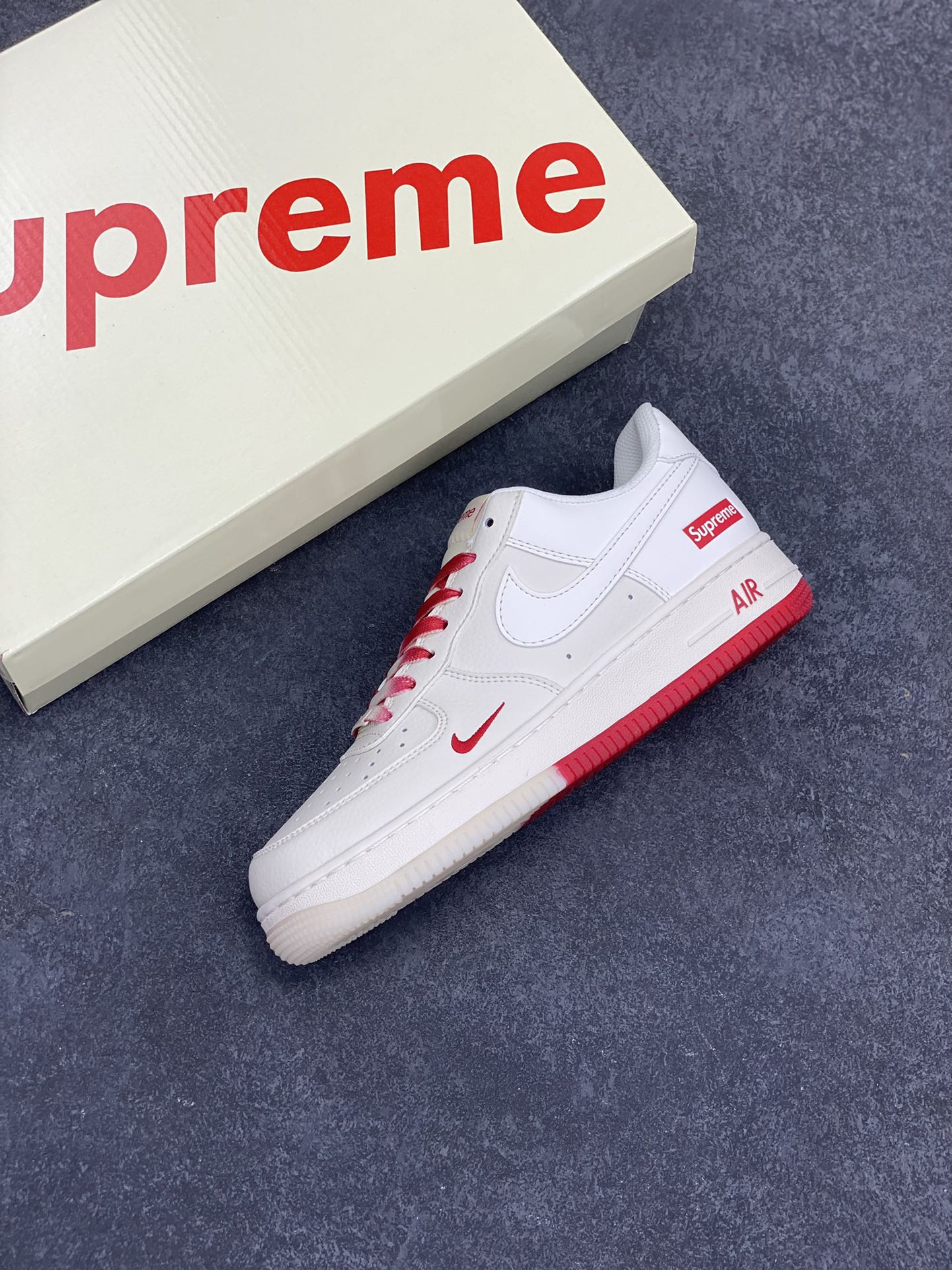 图片[7]-NIke Air Force 1 \’07 Low “Supreme联名–米红双拼”空军一号 低帮 运动鞋 休闲鞋 折边针车 工艺难度大 原楦头原纸板 原装鞋盒 定制五金配件 内置全掌气垫 原厂鞋底 货号：BB7577-216 尺码：36 36.5 37.5 38 38.5 39 40 40.5 41 42 42.5 43 44 44.5 45-选品中心