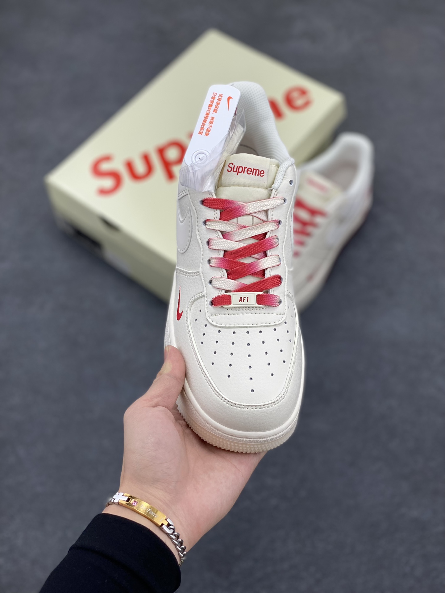 图片[2]-NIke Air Force 1 \’07 Low “Supreme联名–米红双拼”空军一号 低帮 运动鞋 休闲鞋 折边针车 工艺难度大 原楦头原纸板 原装鞋盒 定制五金配件 内置全掌气垫 原厂鞋底 货号：BB7577-216 尺码：36 36.5 37.5 38 38.5 39 40 40.5 41 42 42.5 43 44 44.5 45-选品中心