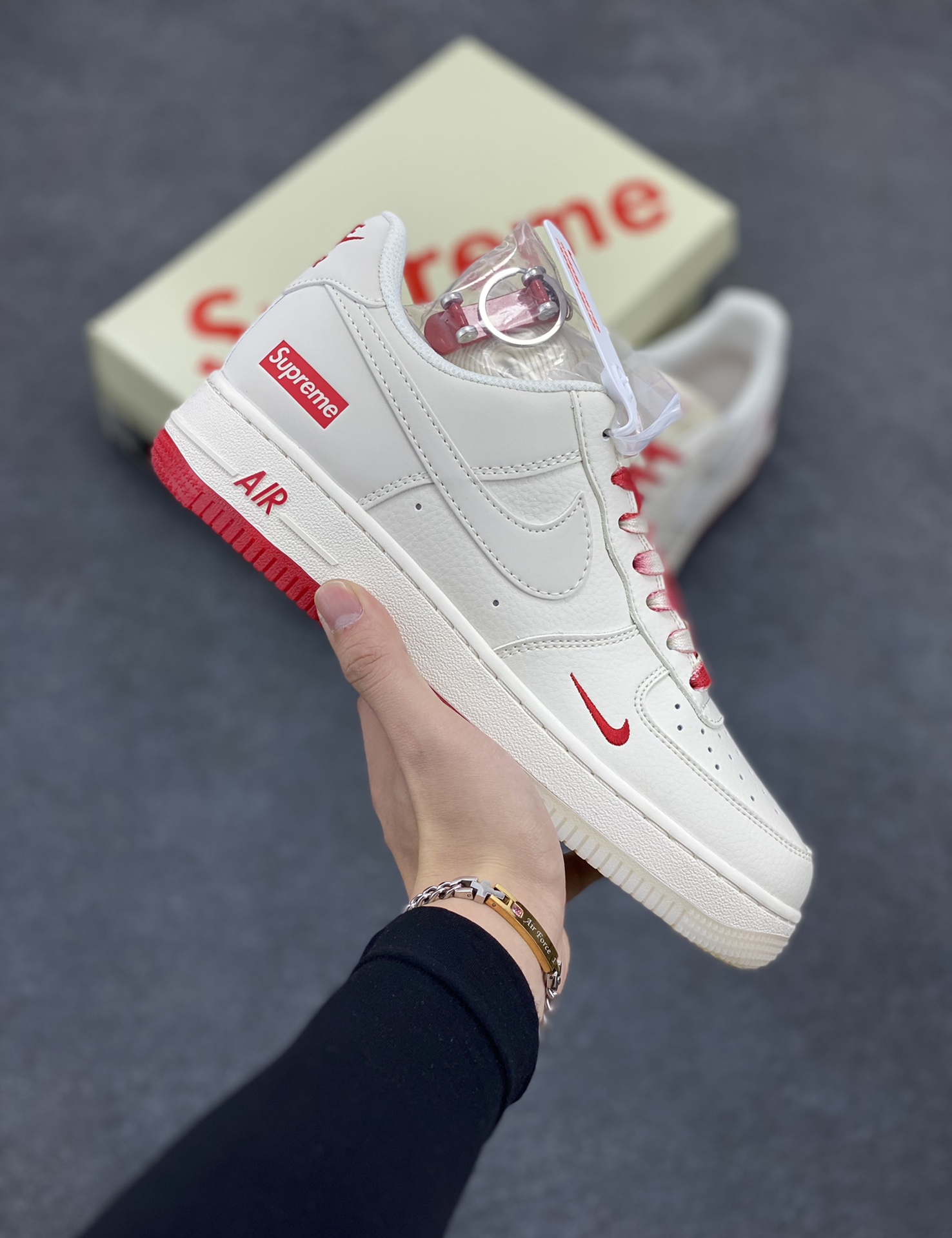 NIke Air Force 1 \'07 Low “Supreme联名--米红双拼”空军一号 低帮 运动鞋 休闲鞋 折边针车 工艺难度大 原楦头原纸板 原装鞋盒 定制五金配件 内置全掌气垫 原厂鞋底 货号：BB7577-216 尺码：36 36.5 37.5 38 38.5 39 40 40.5 41 42 42.5 43 44 44.5 45-选品中心
