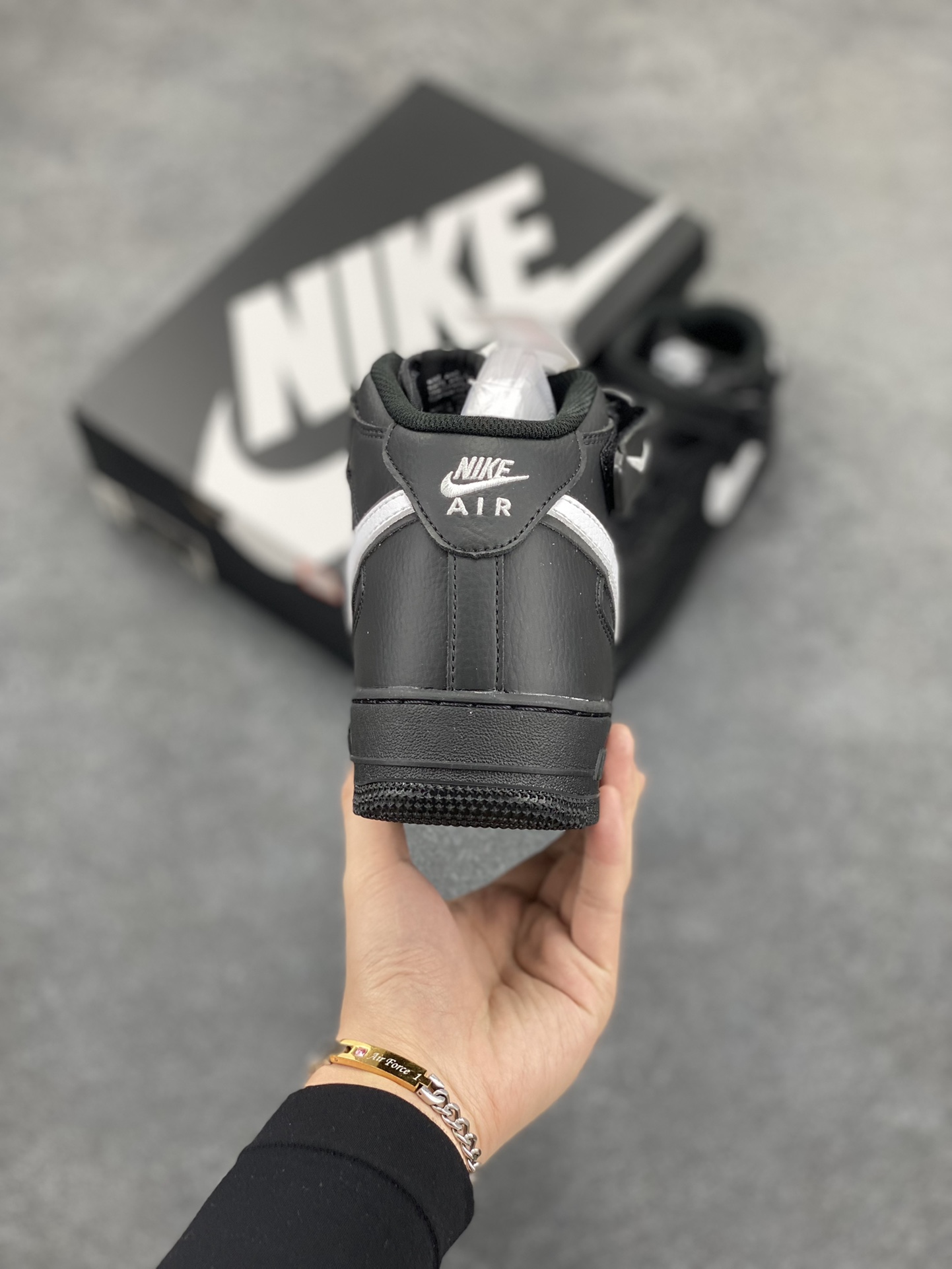 图片[4]-NIKE Air Force 1 Mid “全黑白勾”空军一号中帮经典休闲板鞋 定制皮料 3M反光 原盒原楦头原纸板 纯正空军版型 原厂中底钢印 拉帮完美 内置全掌气垫 货号：HK5622-956 尺码：36 36.5 37.5 38 38.5 39 40 40.5 41 42 42.5 43 44 44.5 45-选品中心