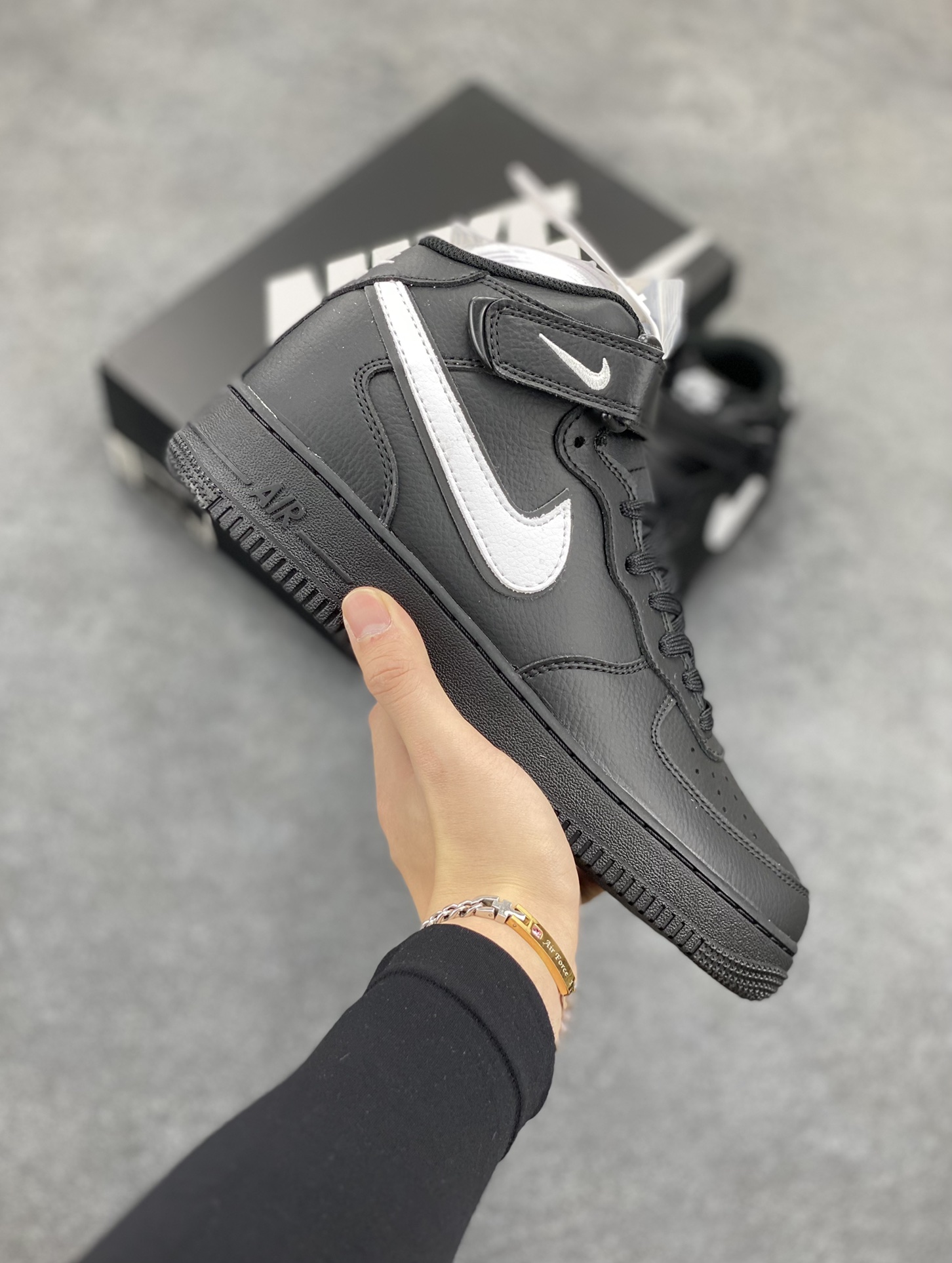 NIKE Air Force 1 Mid “全黑白勾”空军一号中帮经典休闲板鞋 定制皮料 3M反光 原盒原楦头原纸板 纯正空军版型 原厂中底钢印 拉帮完美 内置全掌气垫 货号:HK5622-956 尺码:36 36.5 37.5 38 38.5 39 40 40.5 41 42 42.5 43 44 44.5 45-选品中心