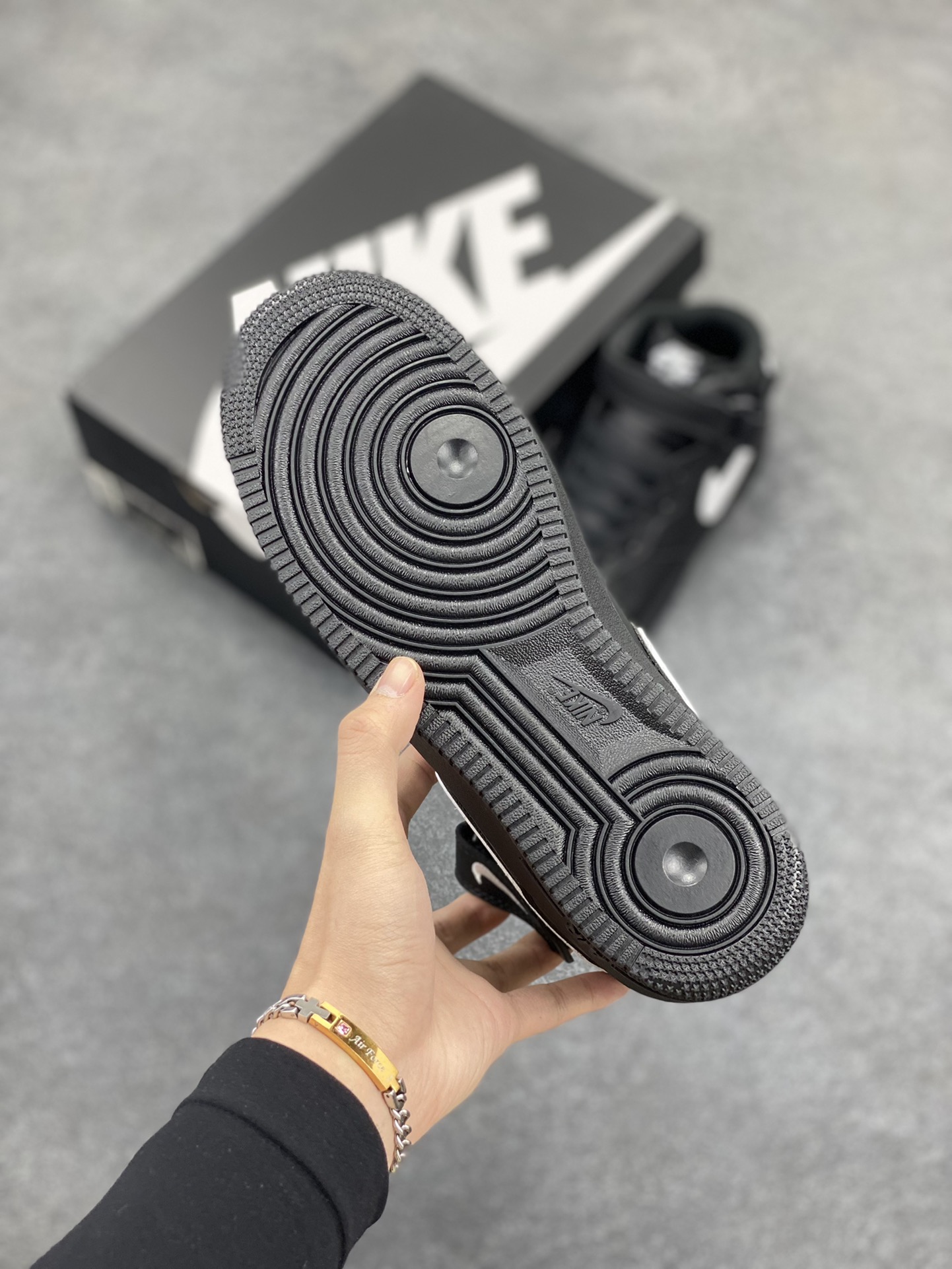 图片[5]-NIKE Air Force 1 Mid “全黑白勾”空军一号中帮经典休闲板鞋 定制皮料 3M反光 原盒原楦头原纸板 纯正空军版型 原厂中底钢印 拉帮完美 内置全掌气垫 货号：HK5622-956 尺码：36 36.5 37.5 38 38.5 39 40 40.5 41 42 42.5 43 44 44.5 45-选品中心