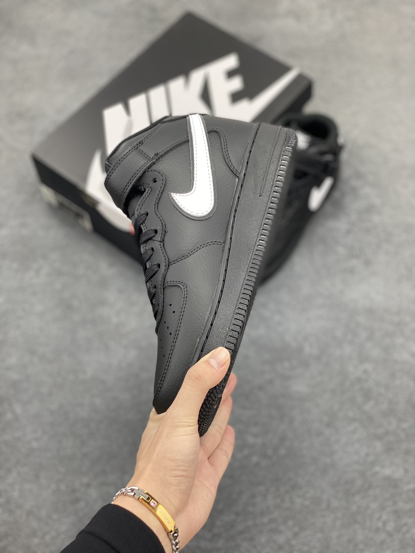 图片[3]-NIKE Air Force 1 Mid “全黑白勾”空军一号中帮经典休闲板鞋 定制皮料 3M反光 原盒原楦头原纸板 纯正空军版型 原厂中底钢印 拉帮完美 内置全掌气垫 货号：HK5622-956 尺码：36 36.5 37.5 38 38.5 39 40 40.5 41 42 42.5 43 44 44.5 45-选品中心