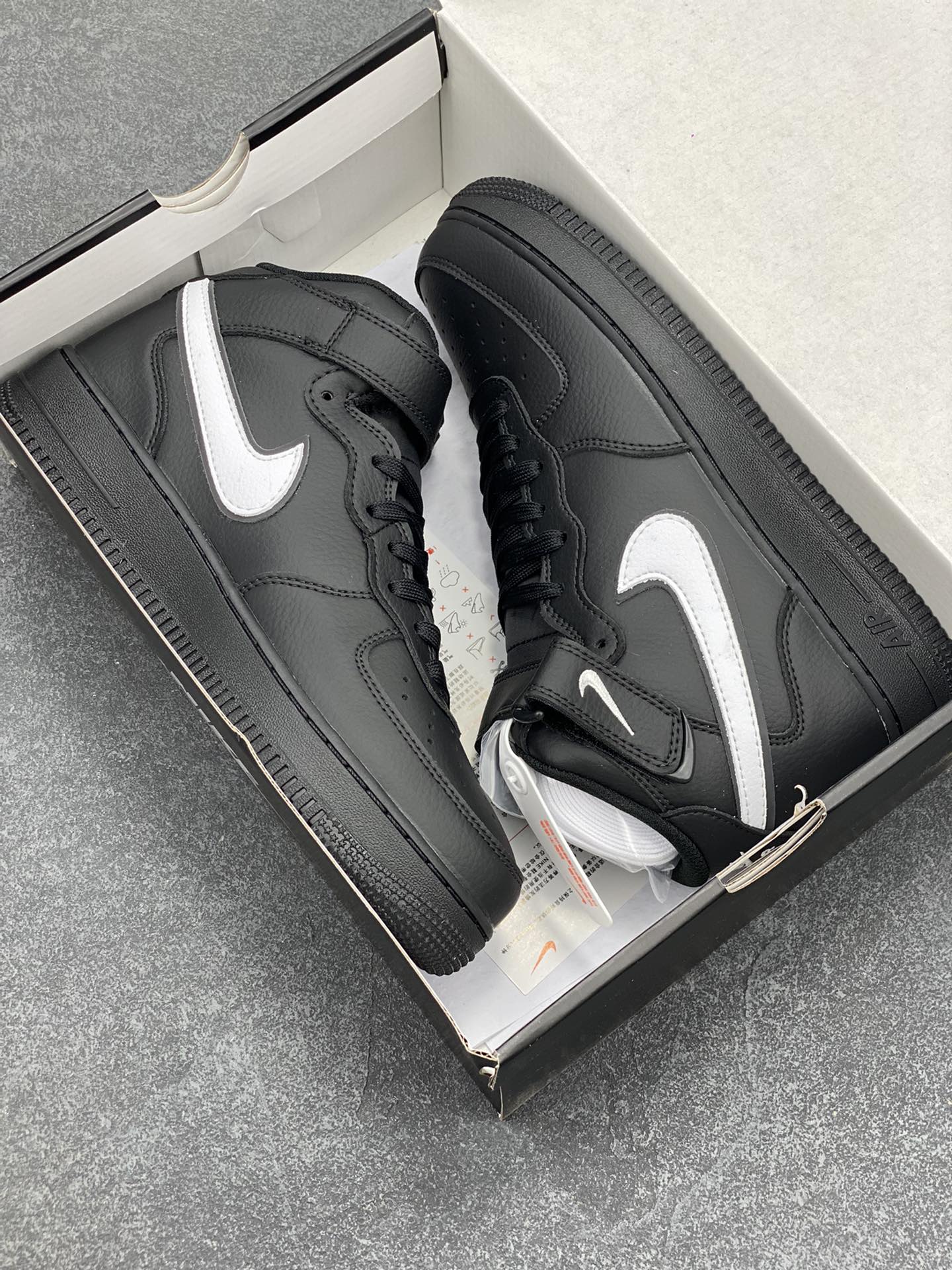图片[9]-NIKE Air Force 1 Mid “全黑白勾”空军一号中帮经典休闲板鞋 定制皮料 3M反光 原盒原楦头原纸板 纯正空军版型 原厂中底钢印 拉帮完美 内置全掌气垫 货号：HK5622-956 尺码：36 36.5 37.5 38 38.5 39 40 40.5 41 42 42.5 43 44 44.5 45-选品中心