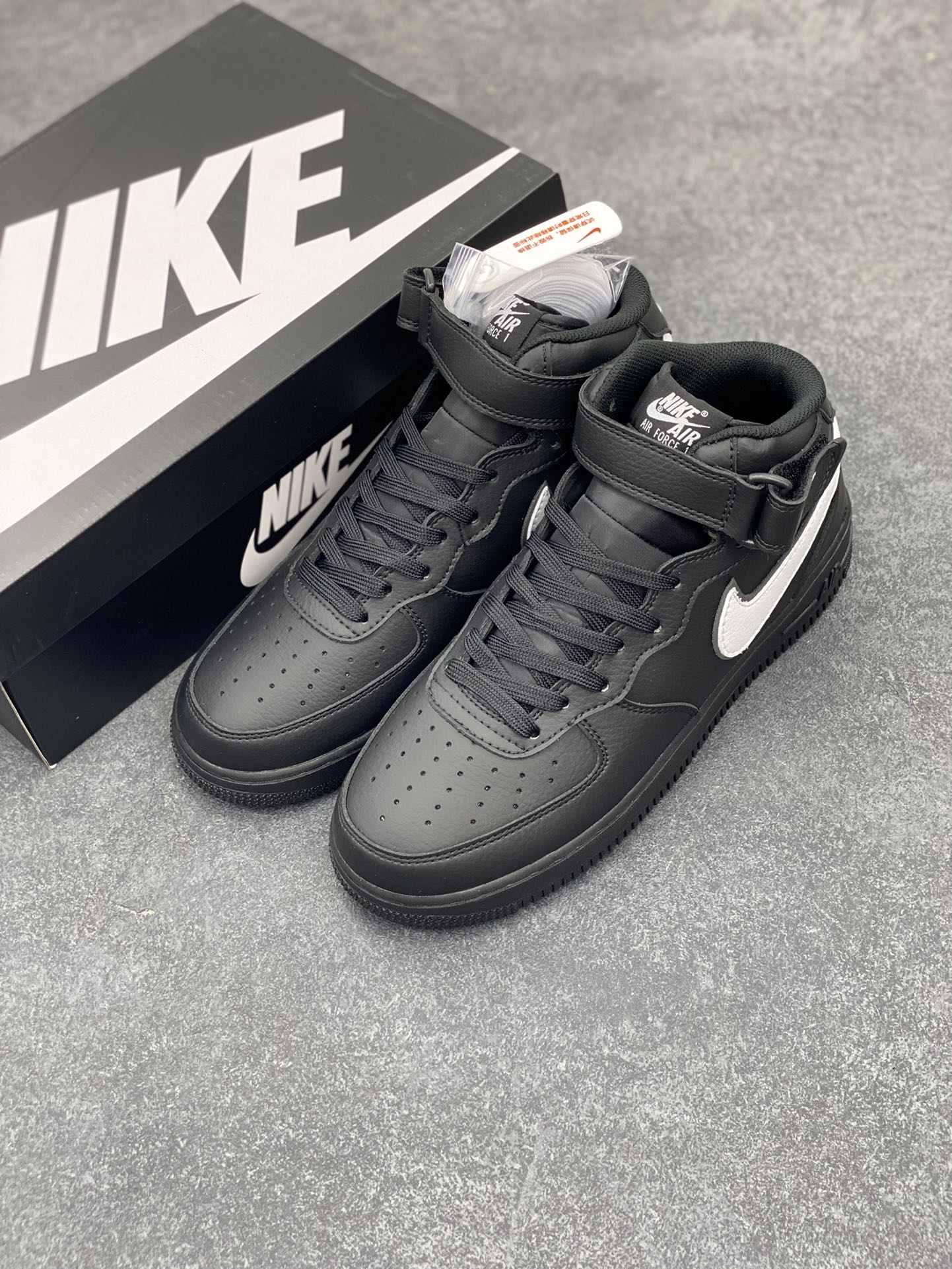 图片[8]-NIKE Air Force 1 Mid “全黑白勾”空军一号中帮经典休闲板鞋 定制皮料 3M反光 原盒原楦头原纸板 纯正空军版型 原厂中底钢印 拉帮完美 内置全掌气垫 货号：HK5622-956 尺码：36 36.5 37.5 38 38.5 39 40 40.5 41 42 42.5 43 44 44.5 45-选品中心