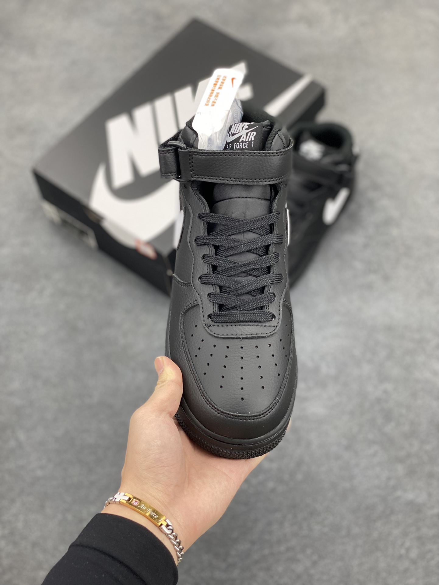 图片[2]-NIKE Air Force 1 Mid “全黑白勾”空军一号中帮经典休闲板鞋 定制皮料 3M反光 原盒原楦头原纸板 纯正空军版型 原厂中底钢印 拉帮完美 内置全掌气垫 货号：HK5622-956 尺码：36 36.5 37.5 38 38.5 39 40 40.5 41 42 42.5 43 44 44.5 45-选品中心