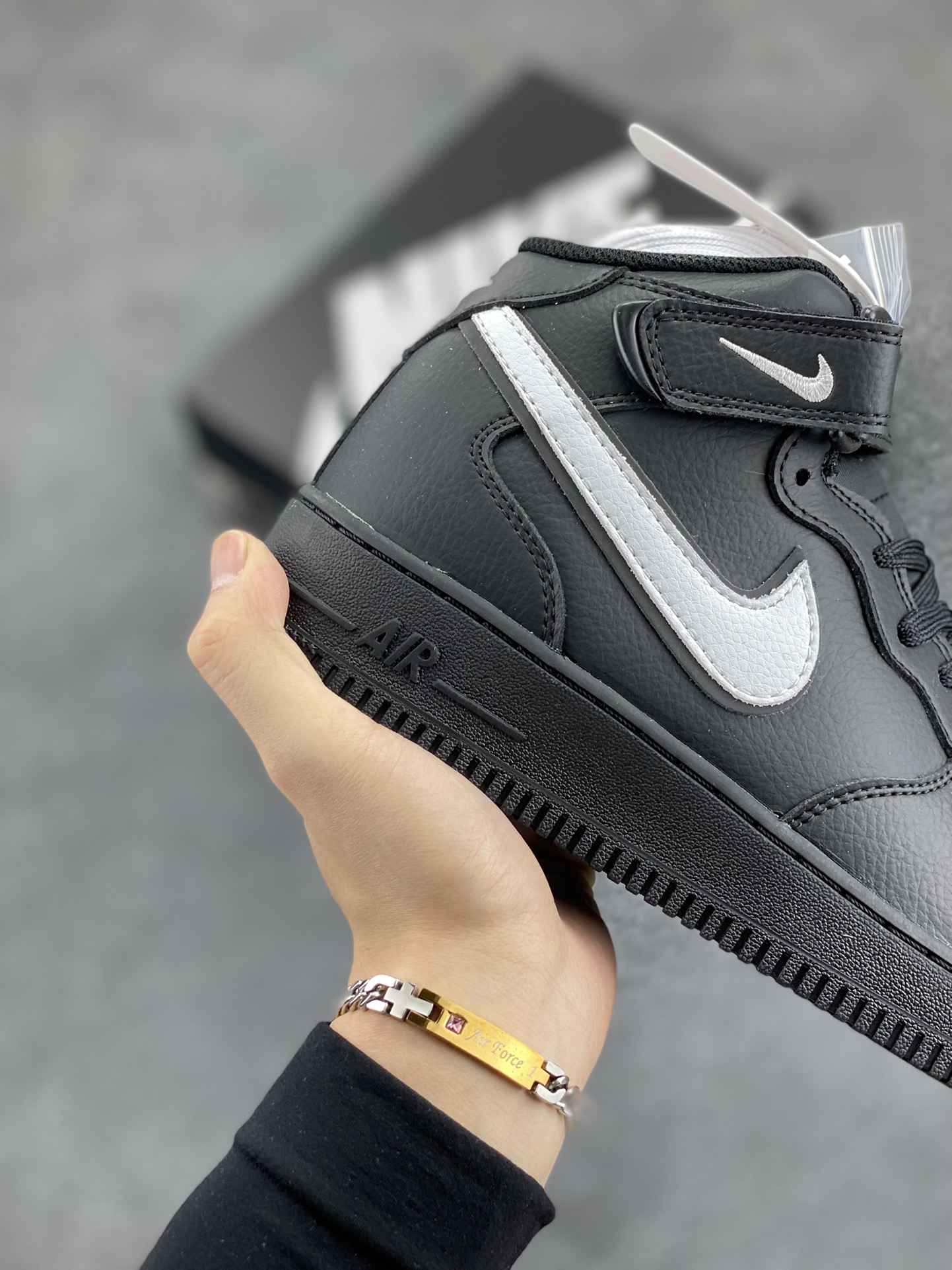 图片[6]-NIKE Air Force 1 Mid “全黑白勾”空军一号中帮经典休闲板鞋 定制皮料 3M反光 原盒原楦头原纸板 纯正空军版型 原厂中底钢印 拉帮完美 内置全掌气垫 货号：HK5622-956 尺码：36 36.5 37.5 38 38.5 39 40 40.5 41 42 42.5 43 44 44.5 45-选品中心