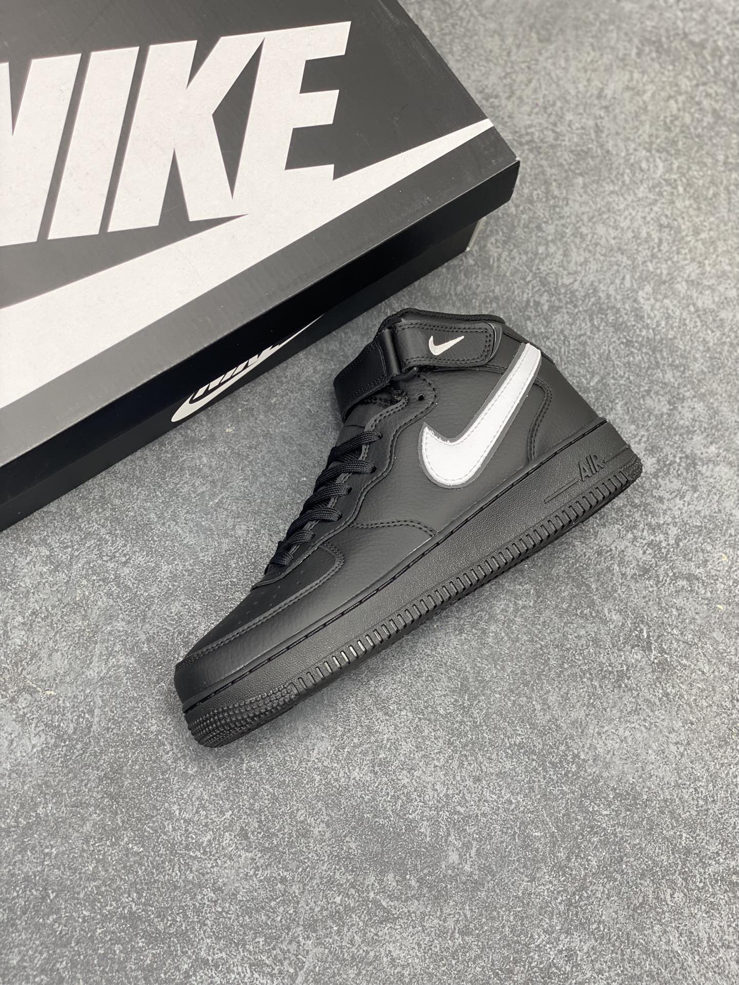 图片[7]-NIKE Air Force 1 Mid “全黑白勾”空军一号中帮经典休闲板鞋 定制皮料 3M反光 原盒原楦头原纸板 纯正空军版型 原厂中底钢印 拉帮完美 内置全掌气垫 货号：HK5622-956 尺码：36 36.5 37.5 38 38.5 39 40 40.5 41 42 42.5 43 44 44.5 45-选品中心