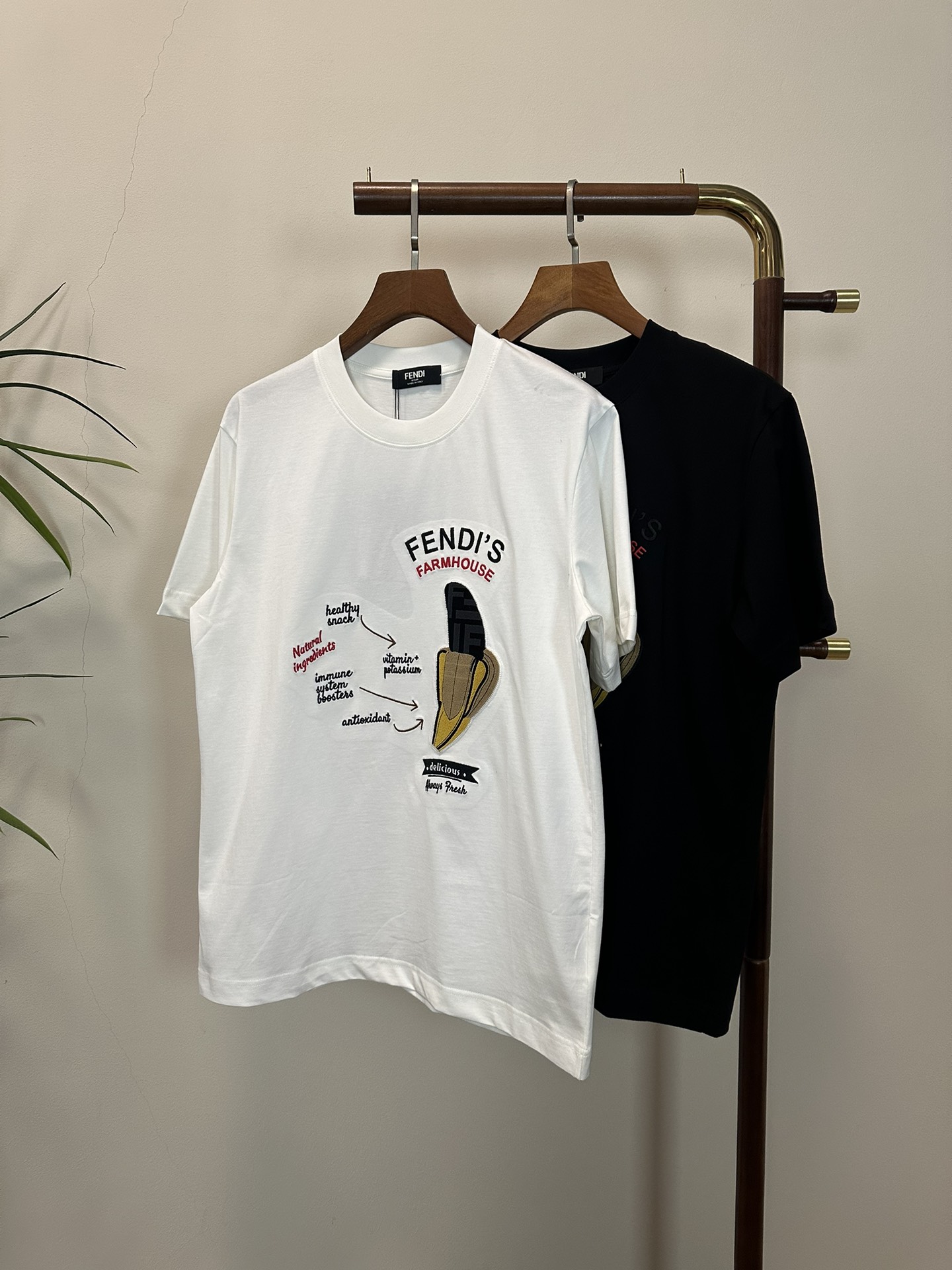 NO:423457,(Support after-sales service after-sales service after-sales service) FD Fendi 2025 new round neck short-sleeved T-shirt high-end version!  Customized fabrics for counters are breathable and comfortable, with impeccable details, and the brand element design concept reflects high quality. The feel is delicate and soft!  It is casually cut, with a great upper body style!  S-XXL, fendi, T-shirt,tees, t-shirt,alexander wang19860909（支持年后售后） FD 芬迪2025新款 圆领 短袖 T恤 高端版本！专柜定制面料 透气舒适度高,细节无可挑剔,品牌元素设计理念,体现高品质.手感细腻柔软！呈现休闲裁剪,上身版型超赞！ 码数S- XXL,,fendi,T-shirt,tees，t-shirt,alexander wang,Men's clothing