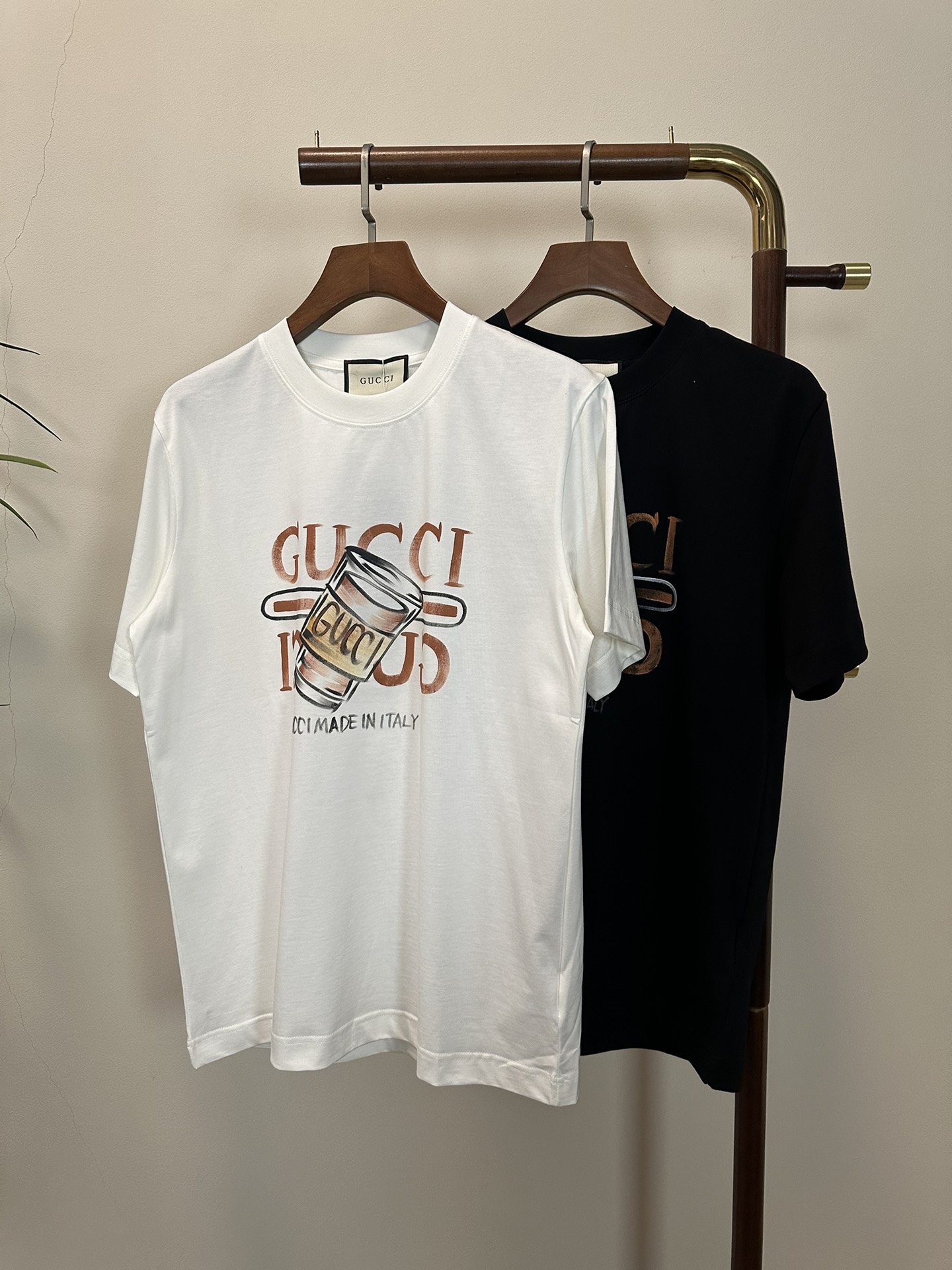 NO:423466,(Supports after-sales service after-sales service after-sales service) GU Gucci 2025 new round neck short-sleeved T-shirt high-end version!  Customized fabrics for counters are breathable and comfortable, with impeccable details, and the brand element design concept reflects high quality. The feel is delicate and soft!  It is casually cut, with a great upper body style!  S-XXL, gucci, T-shirt,tees, t-shirt,alexander wang19860909（支持年后售后） GU 古驰2025新款 圆领 短袖 T恤 高端版本！专柜定制面料 透气舒适度高,细节无可挑剔,品牌元素设计理念,体现高品质.手感细腻柔软！呈现休闲裁剪,上身版型超赞！ 码数S- XXL,,gucci,T-shirt,tees，t-shirt,alexander wang,Men's clothing